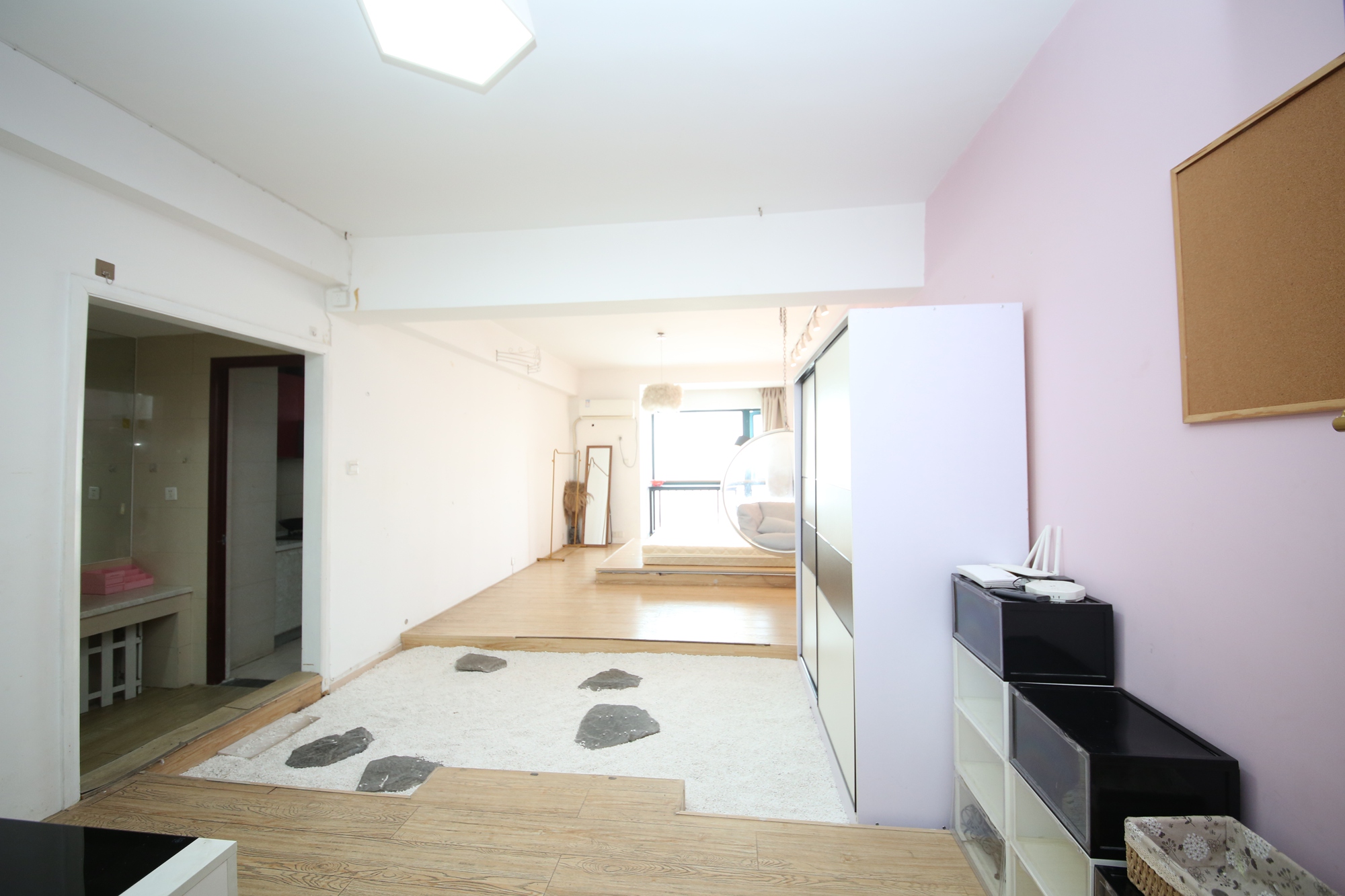 新青年公寓  1室1厅1卫    55.0万客厅