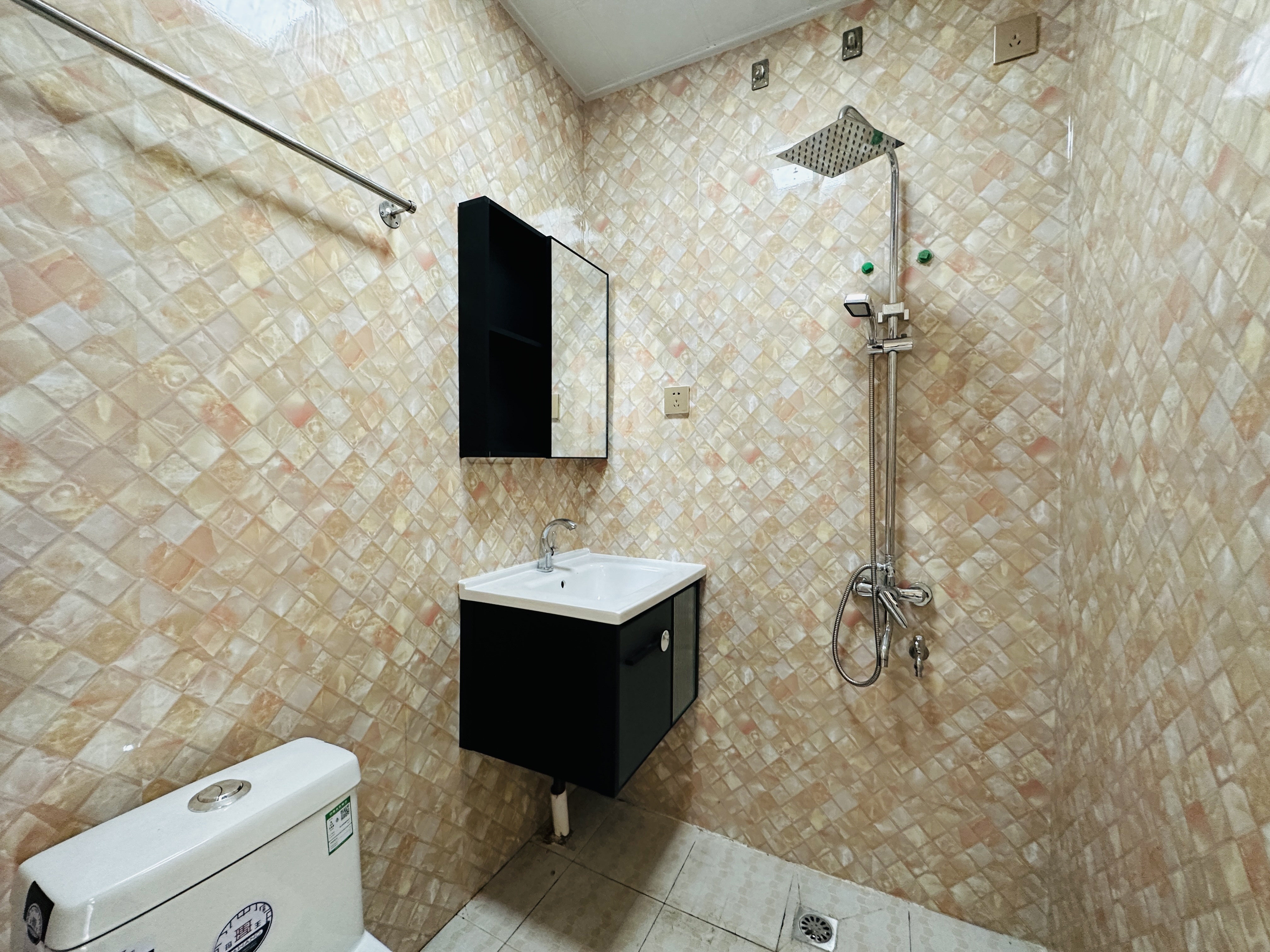 汇景楼  1室1厅1卫    38.0万 汇景楼  1室1厅1卫    38.0万卫生间