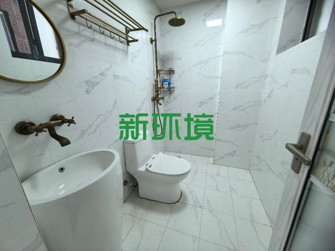 东方明珠  3室2厅2卫   63.00万客厅