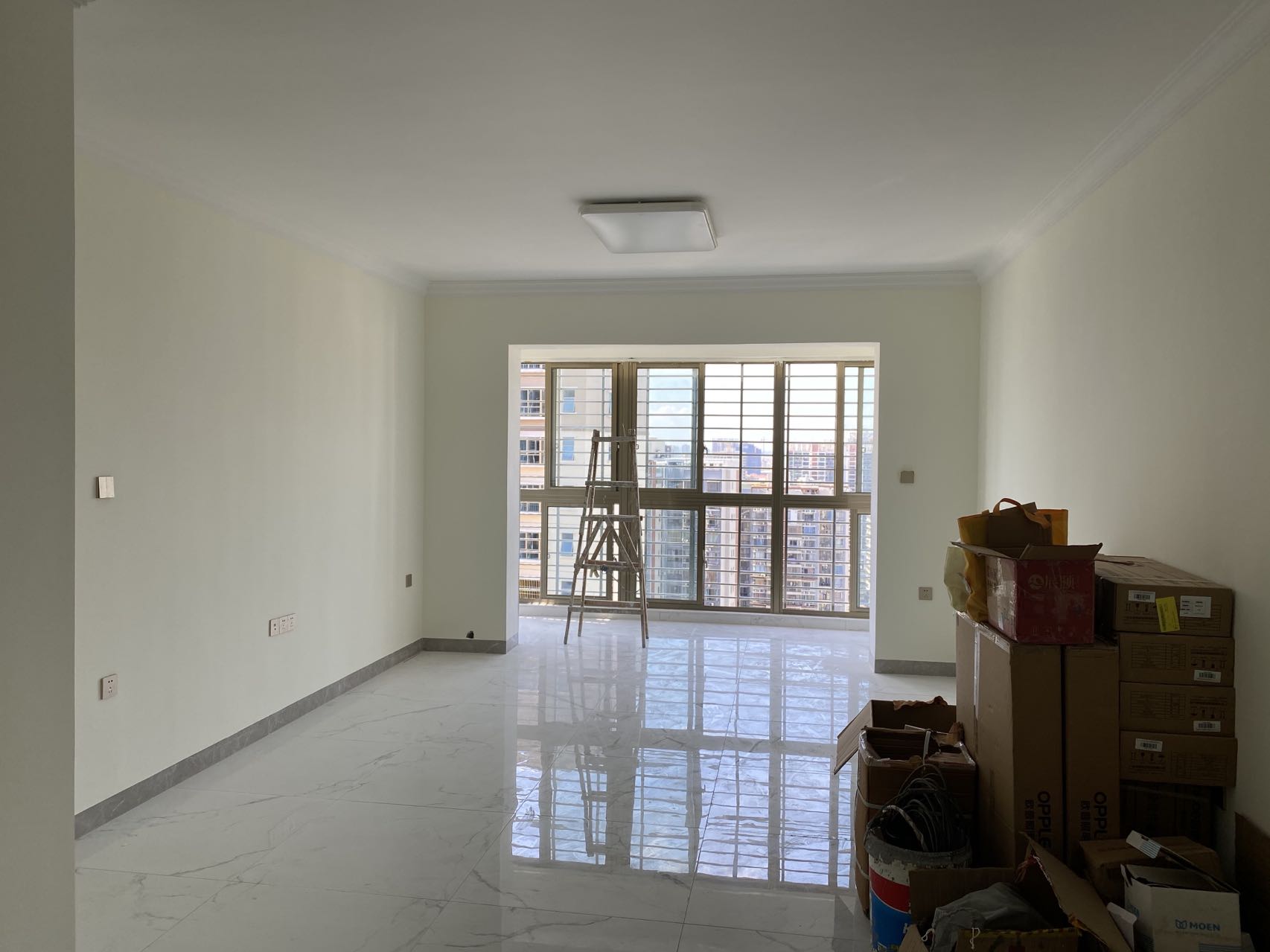 润龙花园  3室2厅2卫    198.0万 润龙花园  3室2厅2卫    198.0万客厅