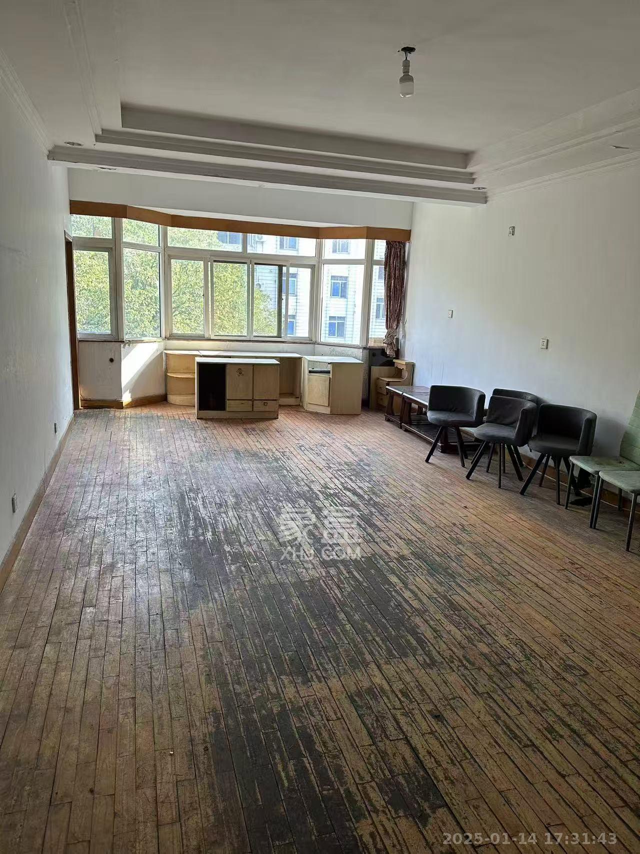 平和堂生活小区  3室2厅2卫    1800.0元/月室内图1