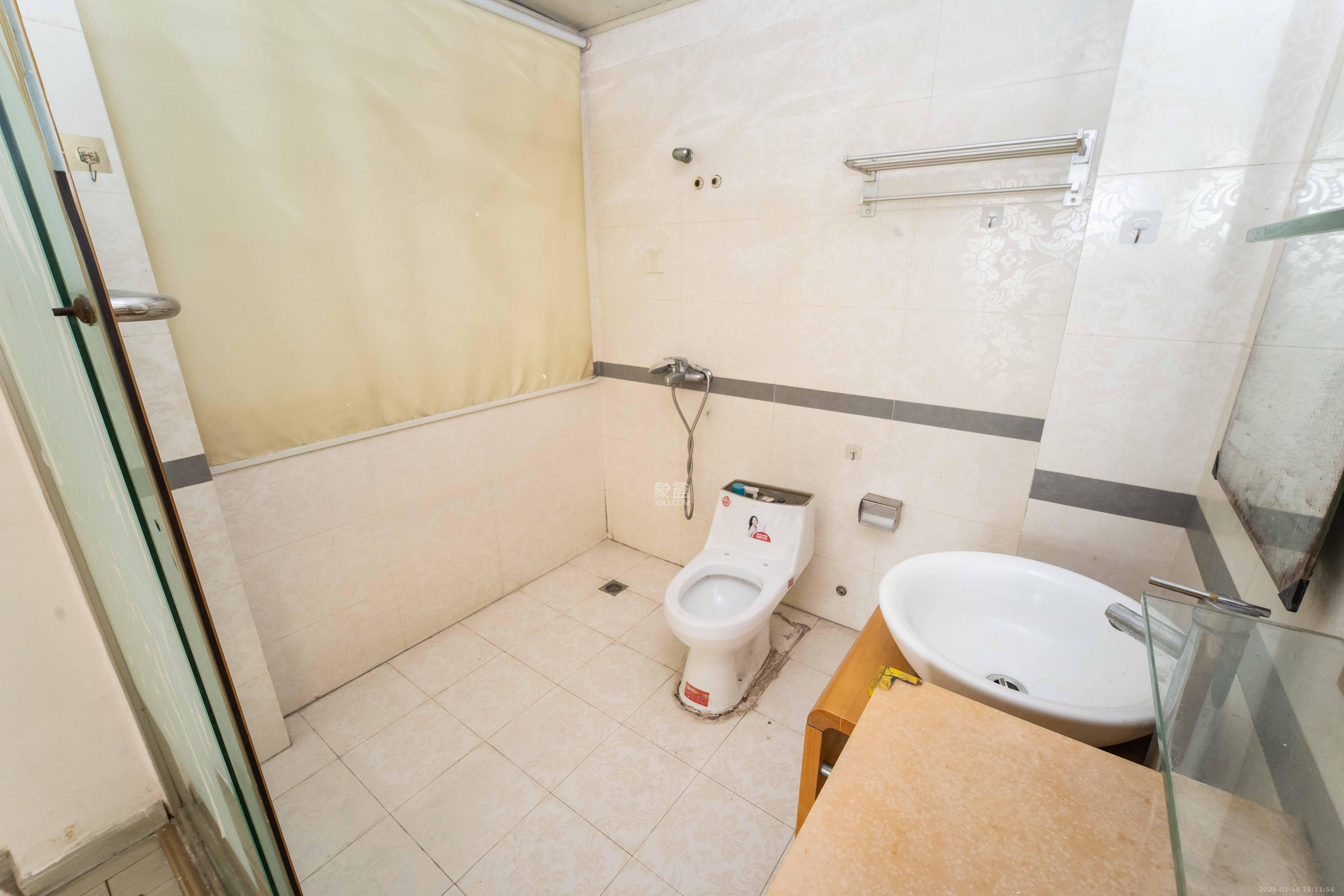 浏阳河畔家园  3室2厅2卫    3200.0元/月 浏阳河畔家园  3室2厅2卫    3200.0元/月室内图