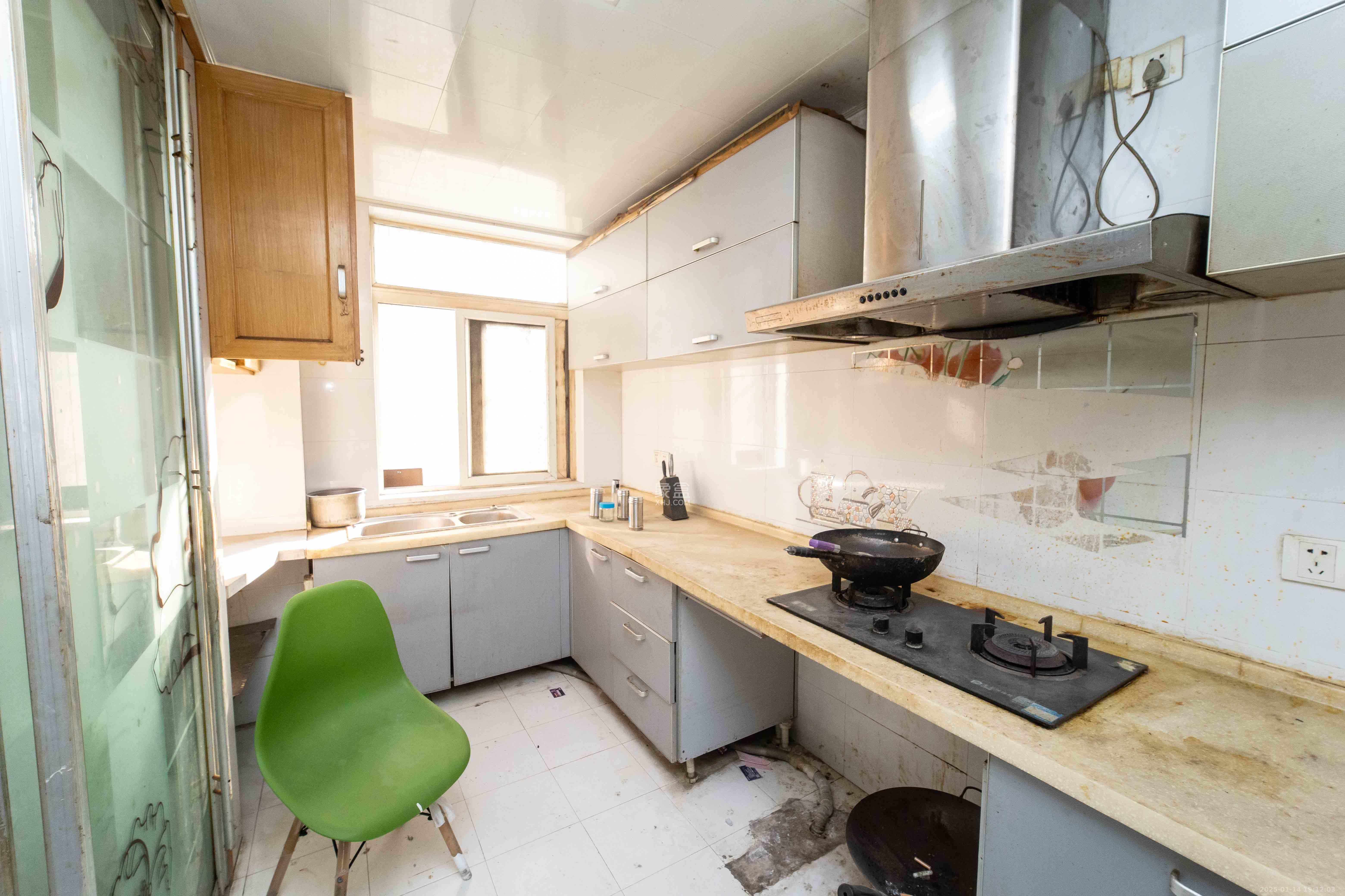 浏阳河畔家园  3室2厅2卫    3200.0元/月 浏阳河畔家园  3室2厅2卫    3200.0元/月室内图