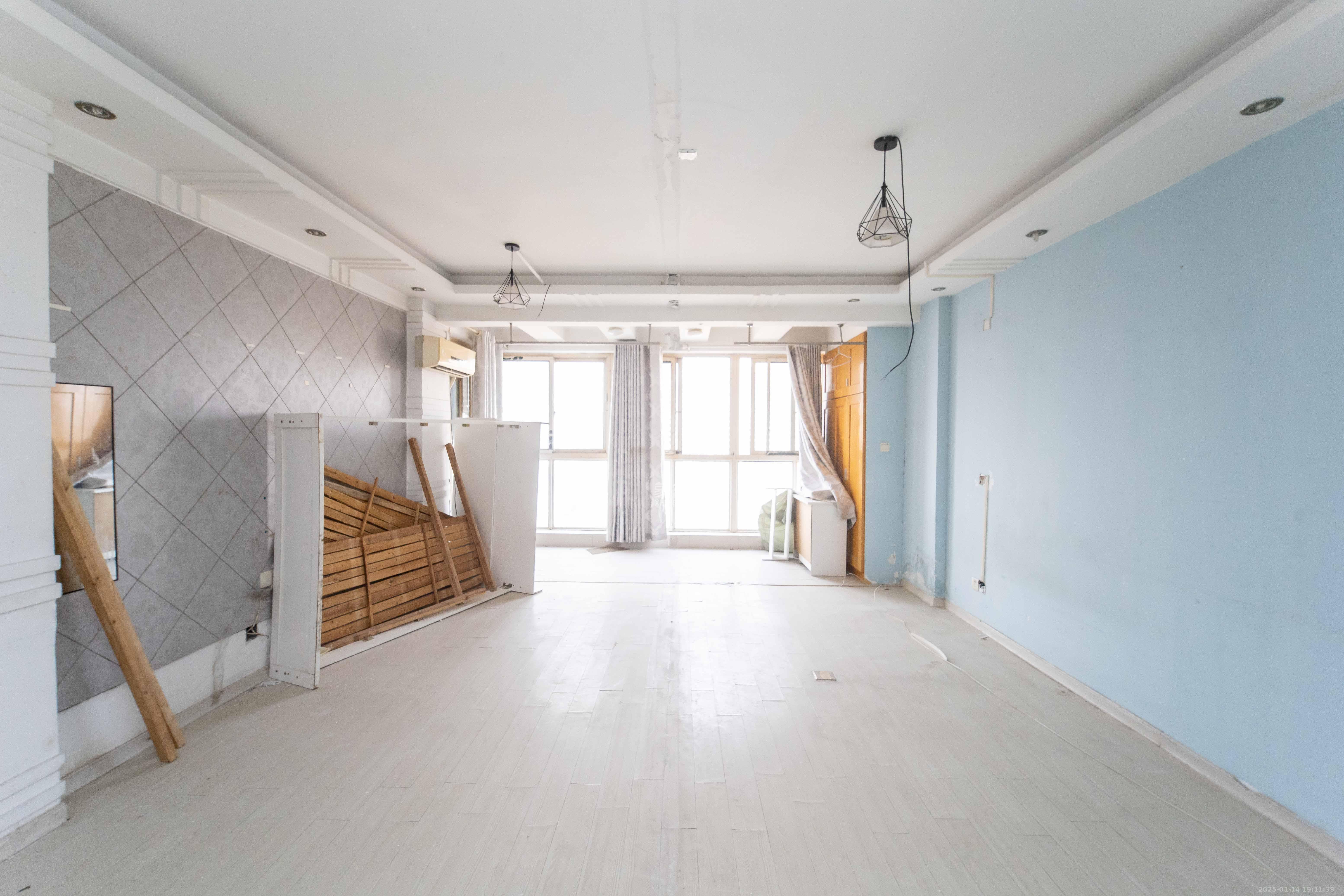 浏阳河畔家园  3室2厅2卫    3200.0元/月 浏阳河畔家园  3室2厅2卫    3200.0元/月室内图