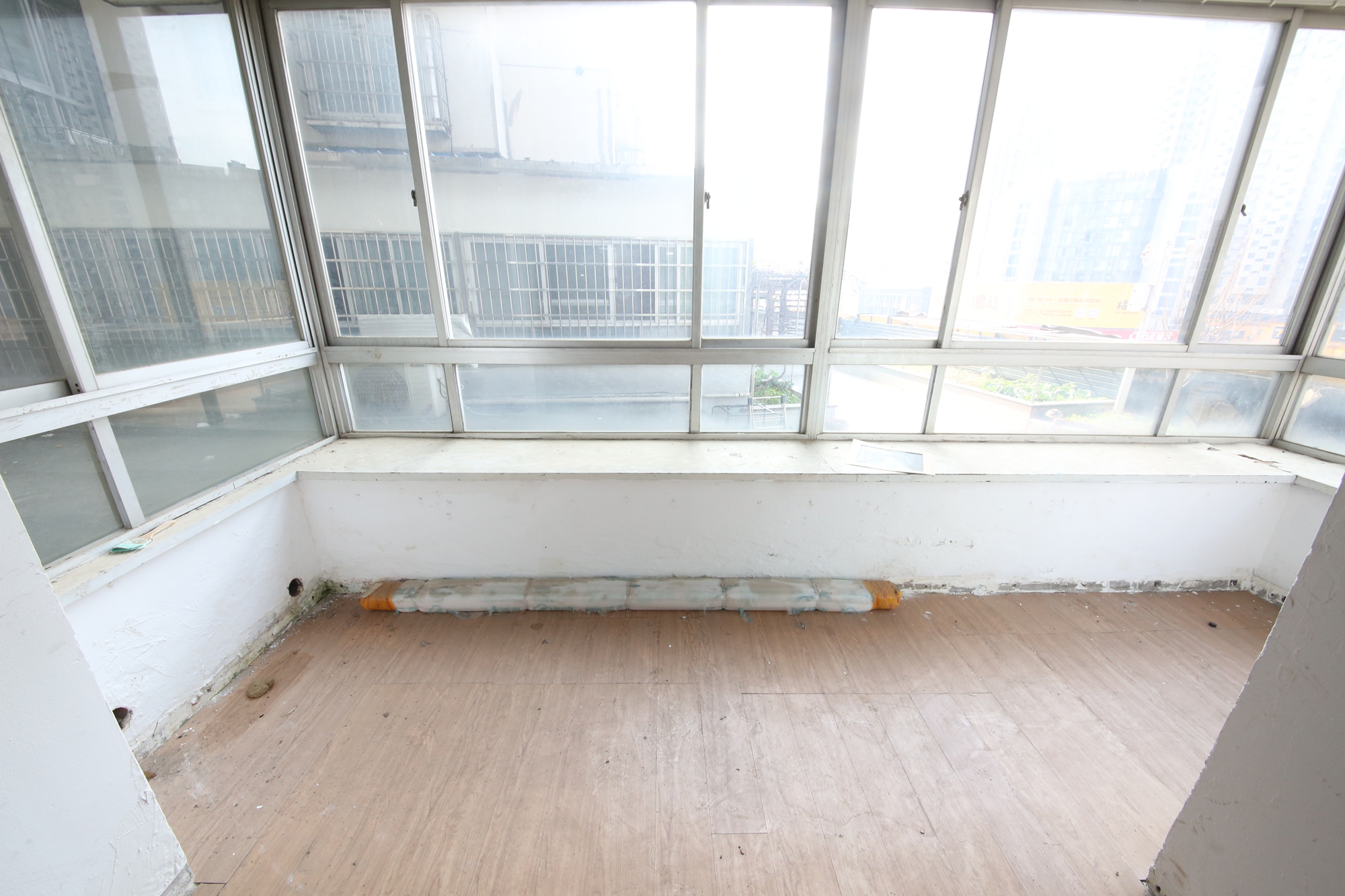 省建苑小区  5室2厅2卫   197.00万阳台