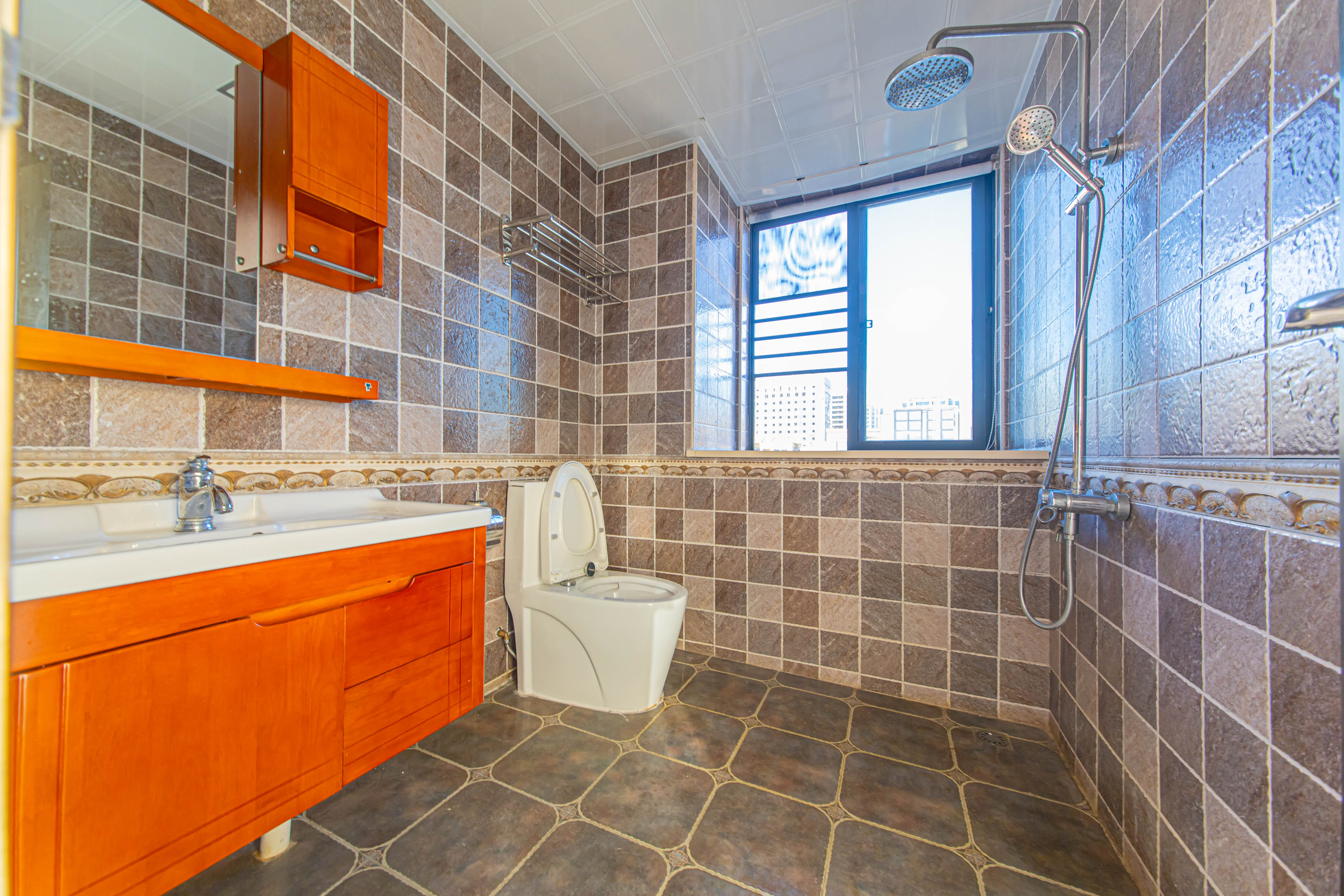 鑫远尚玺苑 4室2厅2卫 180.0万 鑫远尚玺苑 4室2厅2卫 180.0万卫生间