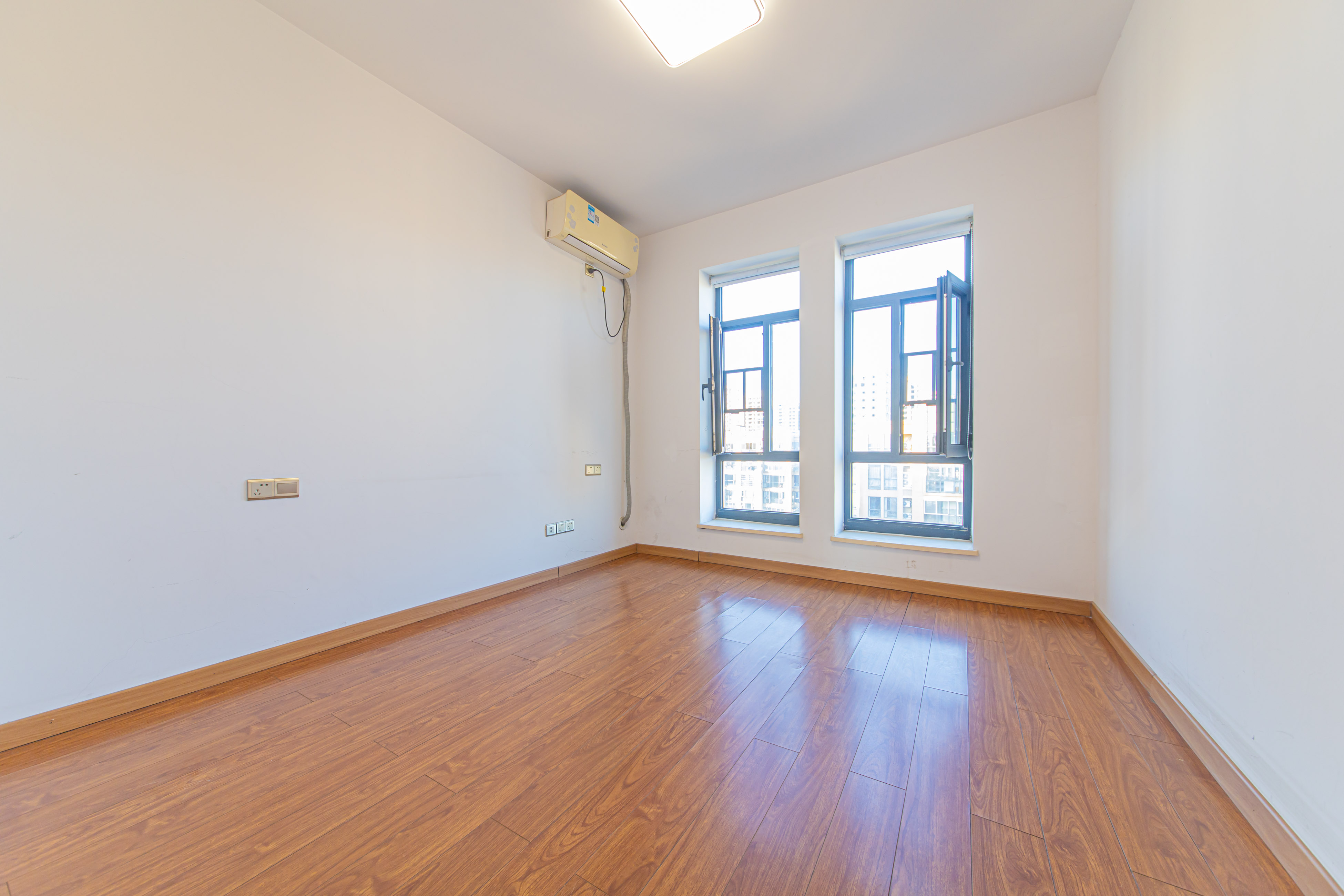 鑫远尚玺苑 4室2厅2卫 180.0万 鑫远尚玺苑 4室2厅2卫 180.0万卧室