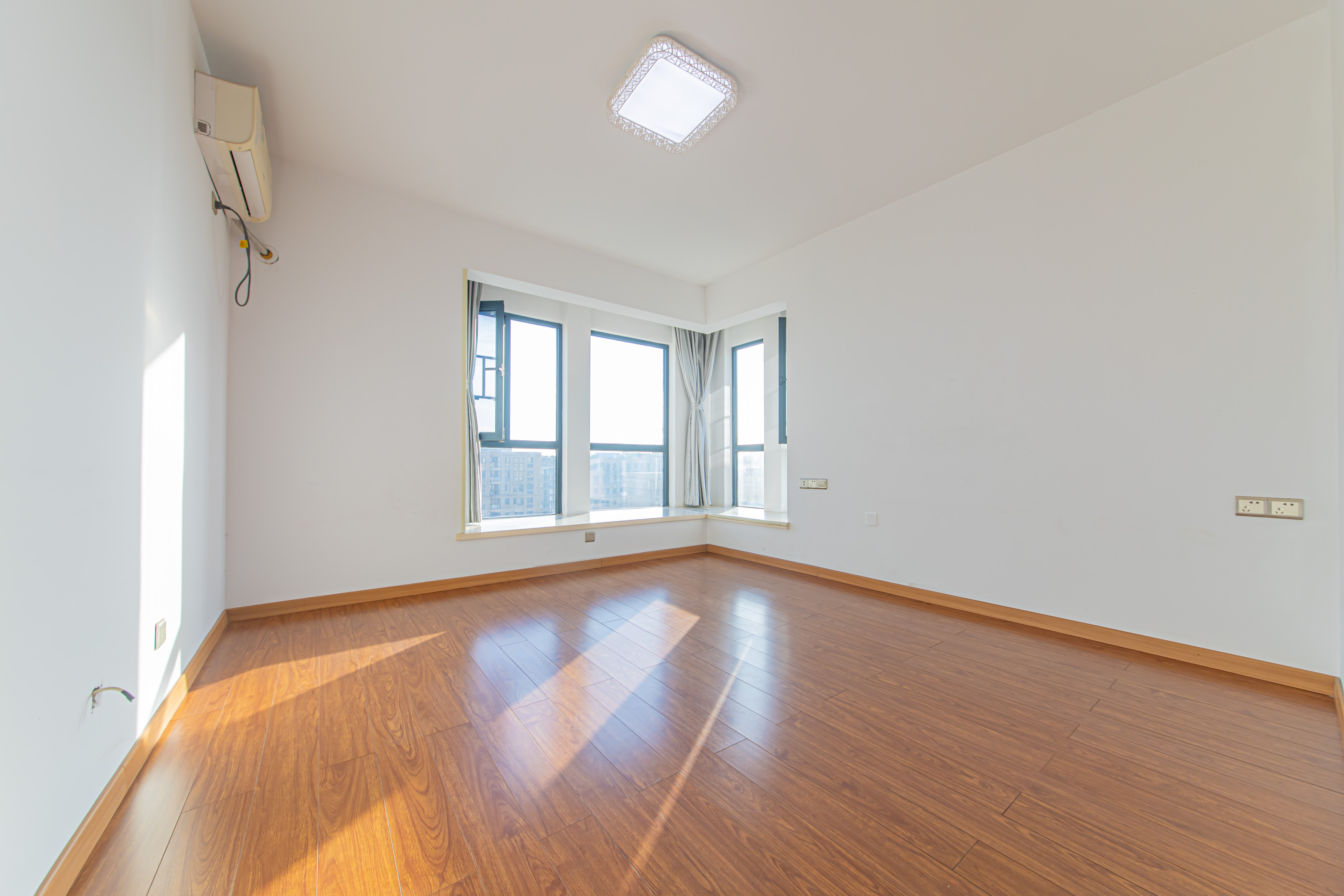 鑫远尚玺苑 4室2厅2卫 180.0万 鑫远尚玺苑 4室2厅2卫 180.0万卧室