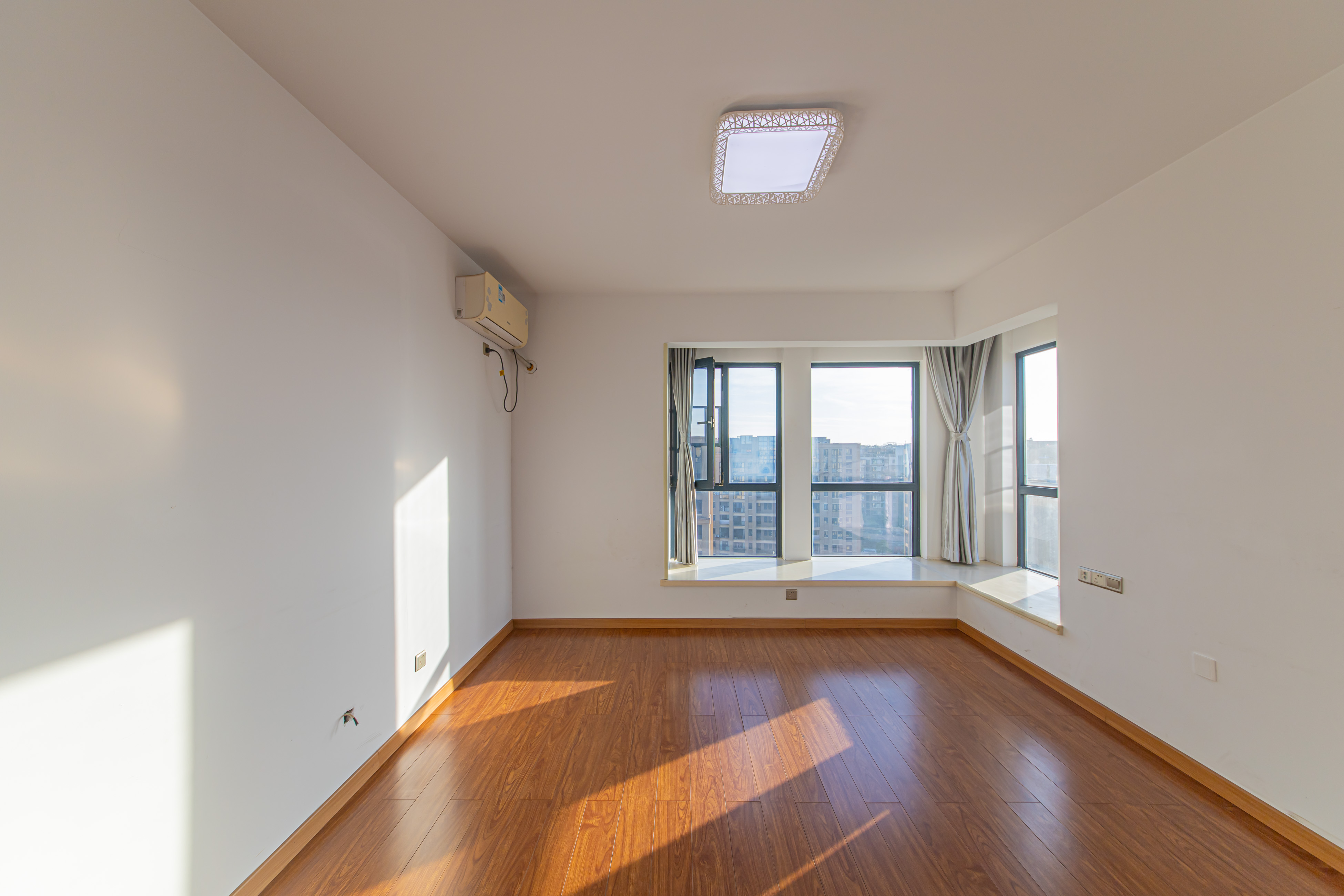 鑫远尚玺苑 4室2厅2卫 180.0万 鑫远尚玺苑 4室2厅2卫 180.0万卧室