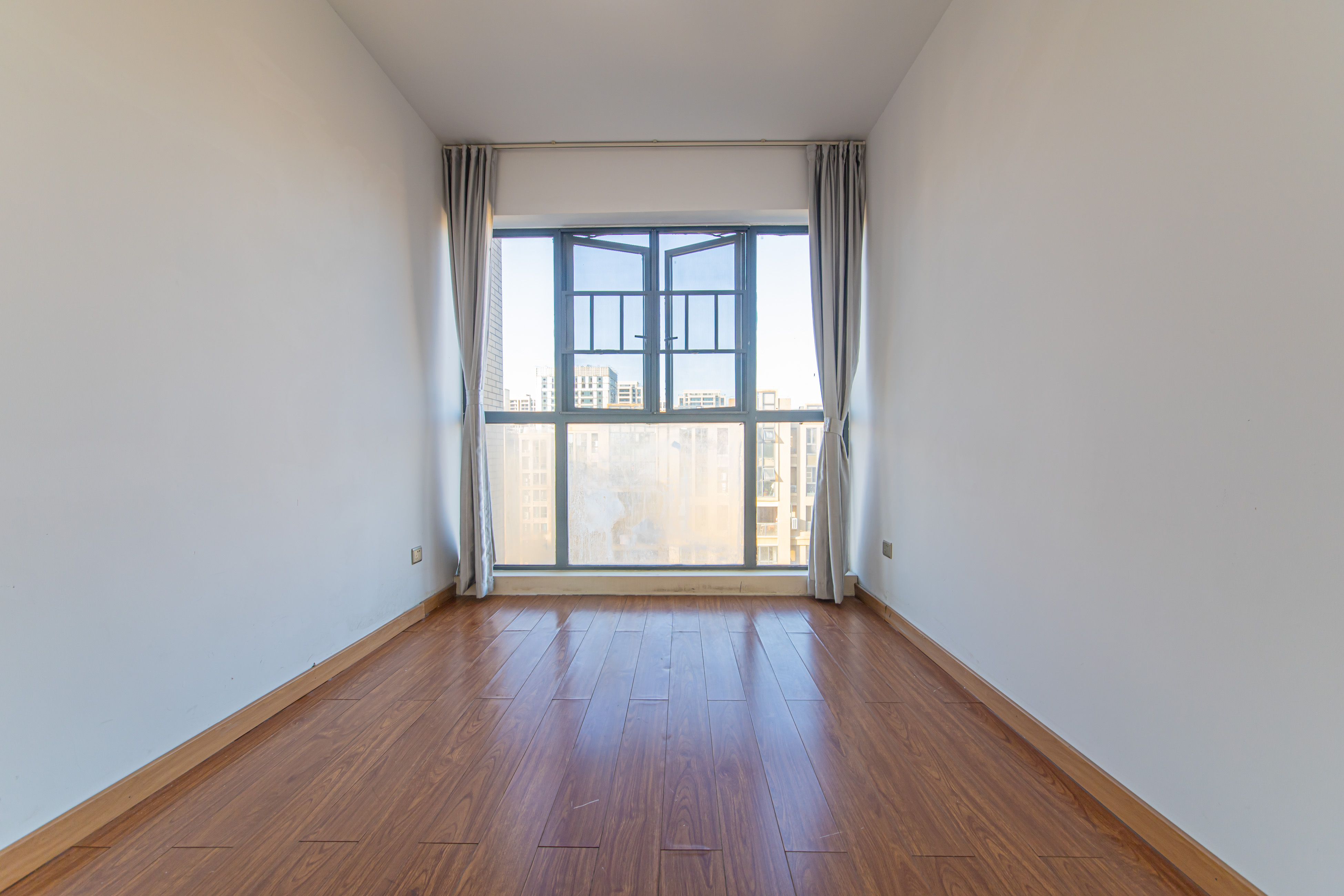 鑫远尚玺苑 4室2厅2卫 180.0万 鑫远尚玺苑 4室2厅2卫 180.0万卧室