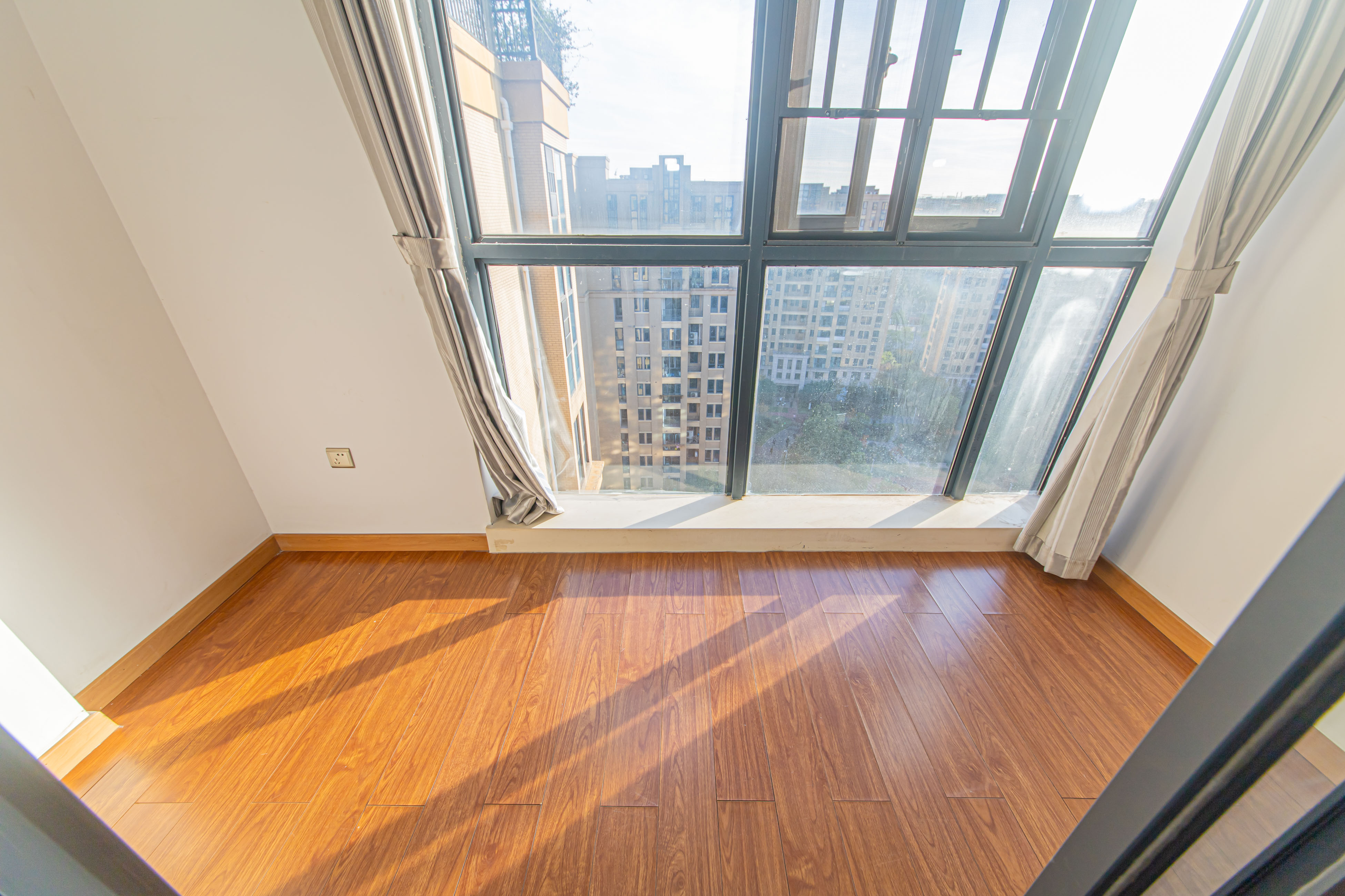 鑫远尚玺苑 4室2厅2卫 180.0万 鑫远尚玺苑 4室2厅2卫 180.0万阳台