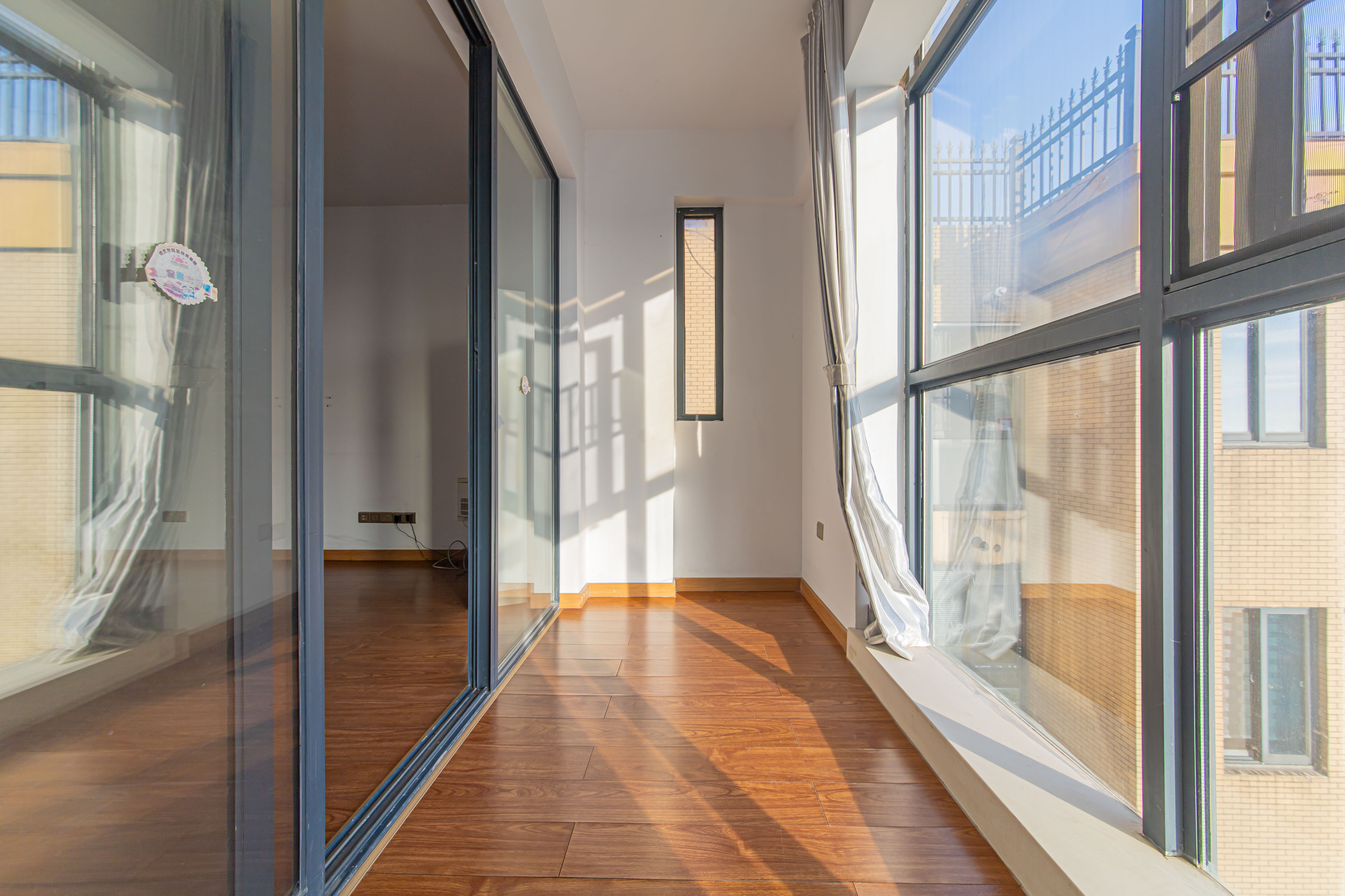 鑫远尚玺苑 4室2厅2卫 180.0万 鑫远尚玺苑 4室2厅2卫 180.0万阳台