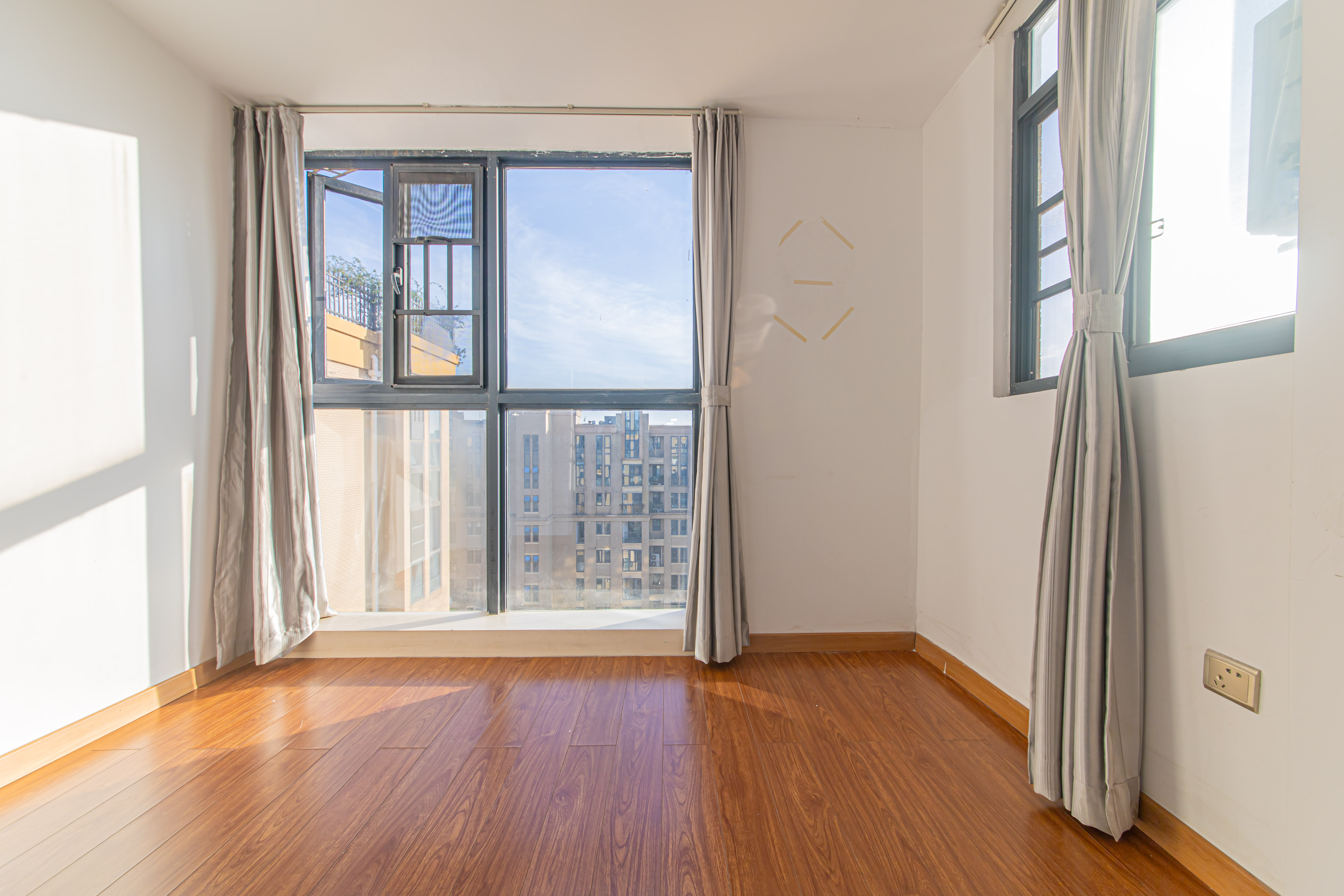 鑫远尚玺苑 4室2厅2卫 180.0万 鑫远尚玺苑 4室2厅2卫 180.0万阳台