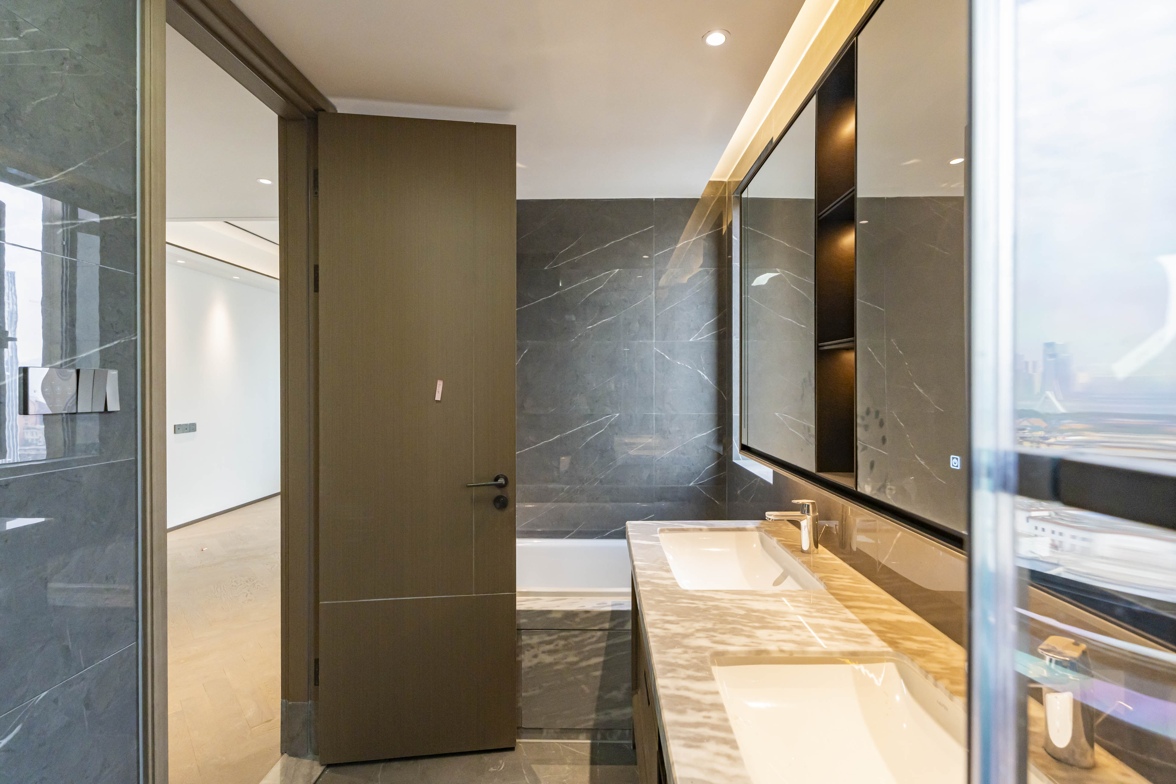 建发养云  4室2厅2卫   528.00万卫生间