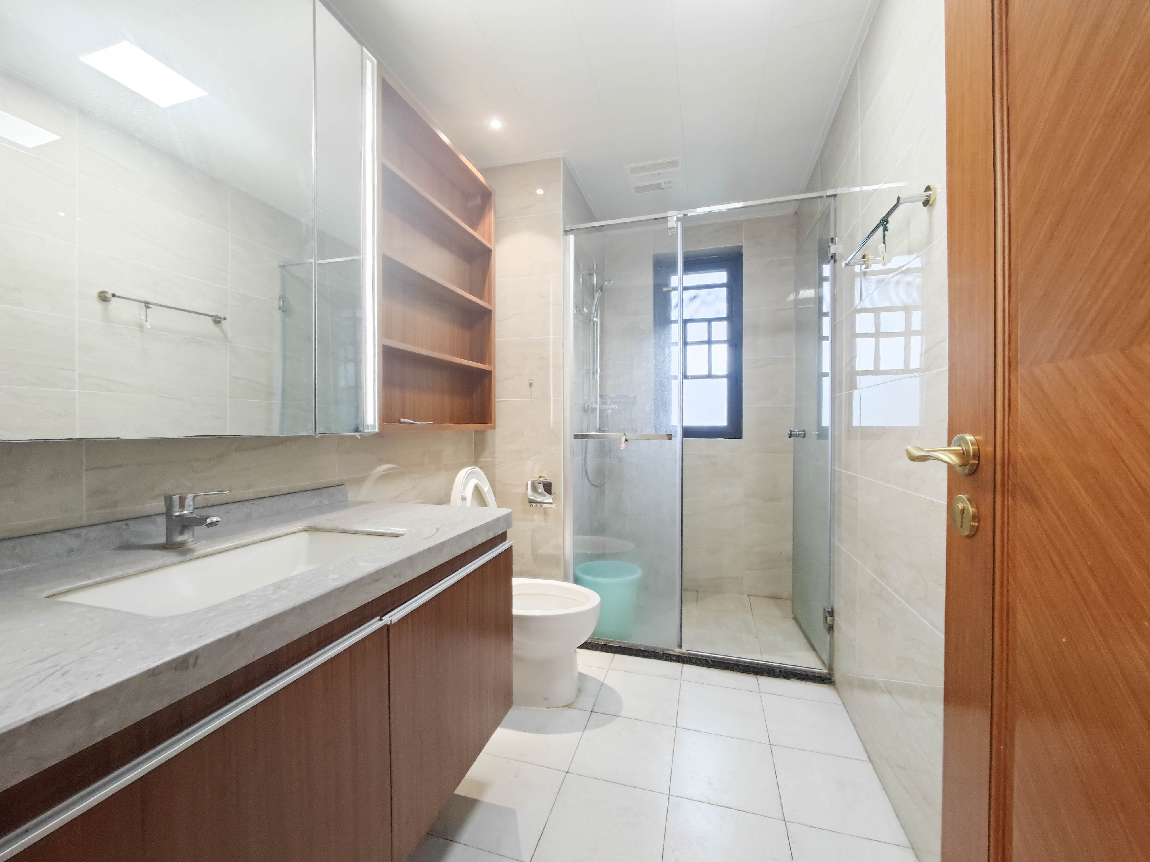 恒大上林苑 4室2厅2卫 135.0万 恒大上林苑 4室2厅2卫 135.0万卫生间