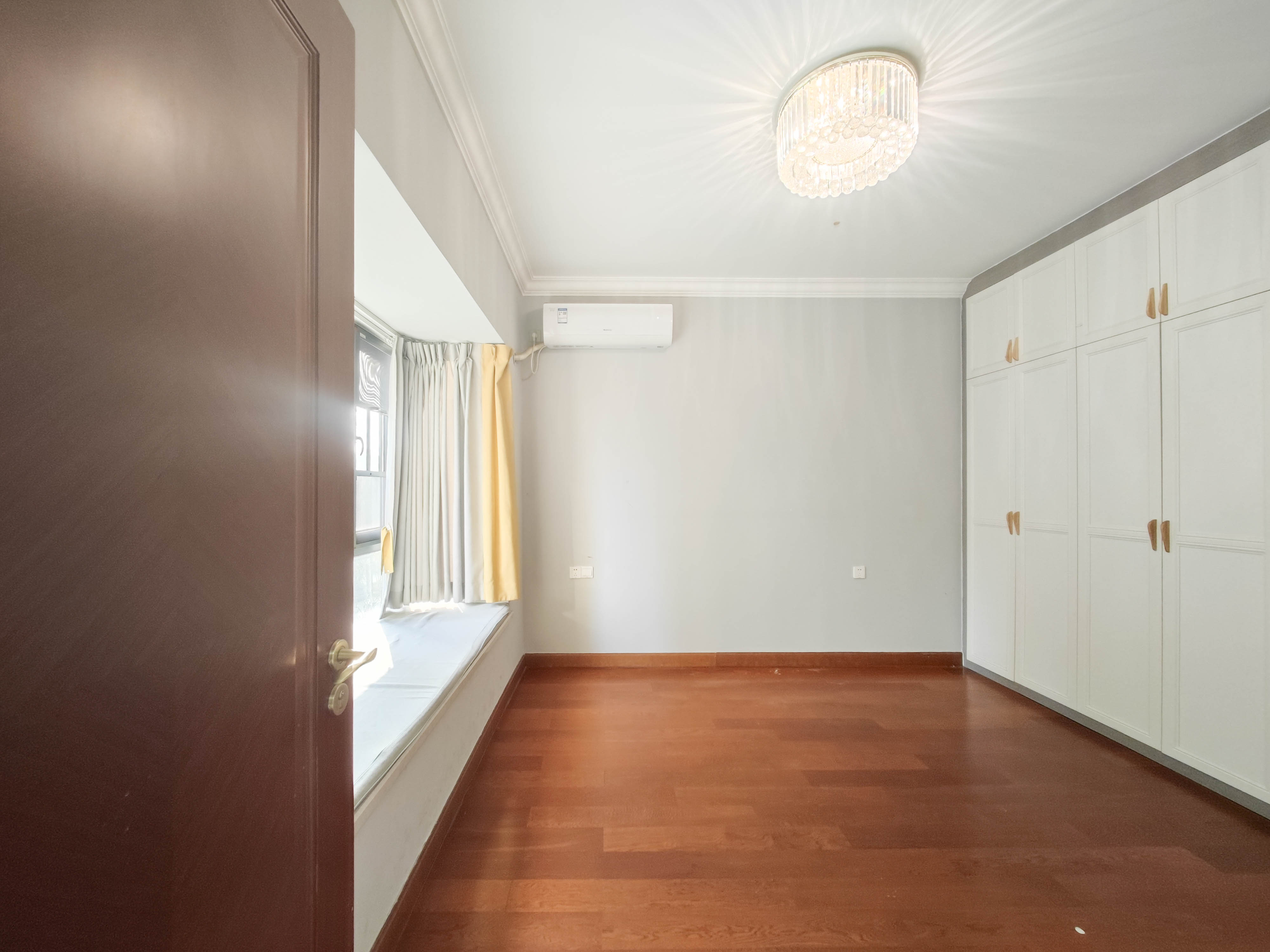 恒大上林苑 4室2厅2卫 135.0万 恒大上林苑 4室2厅2卫 135.0万卧室