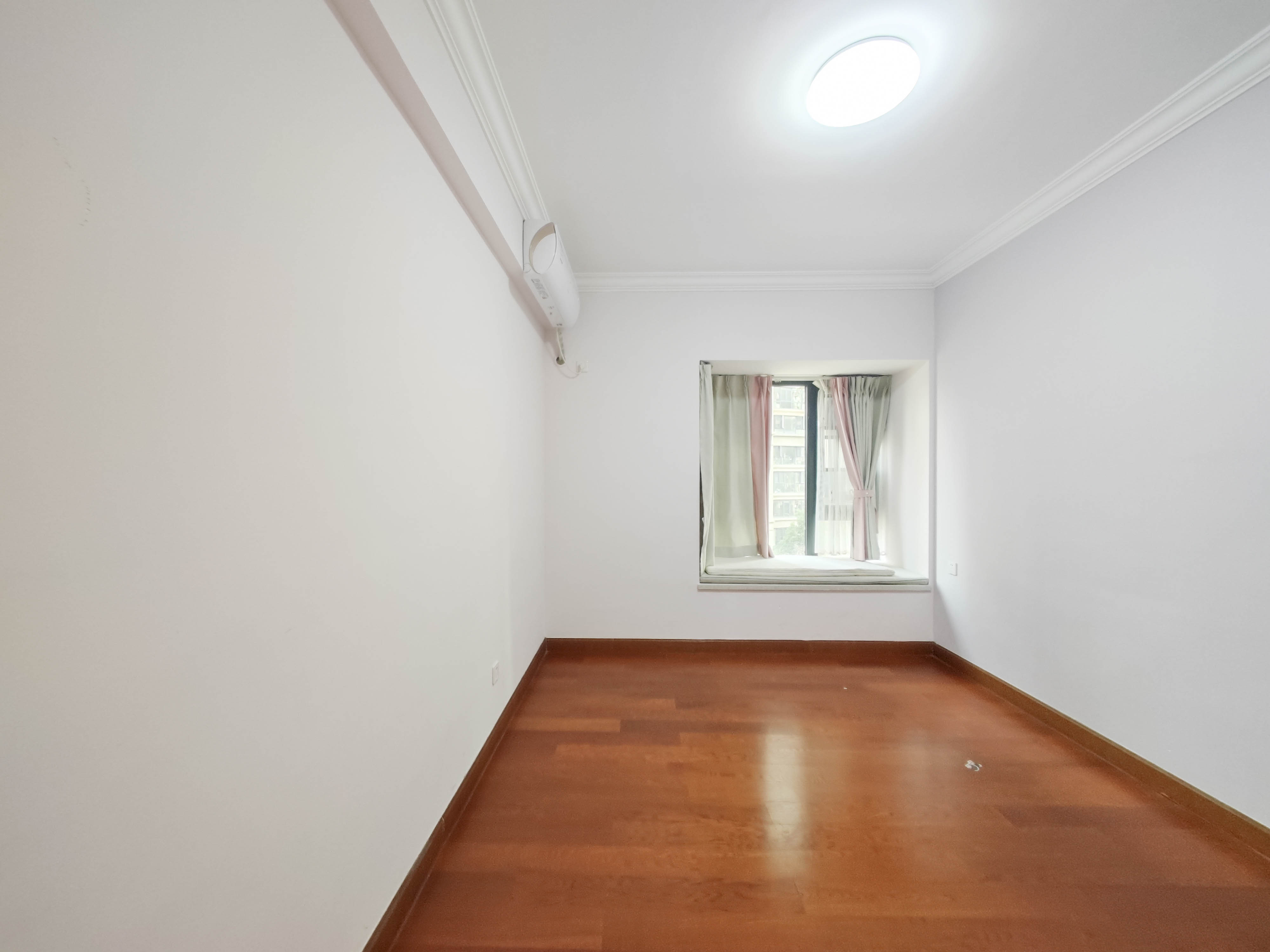 恒大上林苑 4室2厅2卫 135.0万 恒大上林苑 4室2厅2卫 135.0万卧室