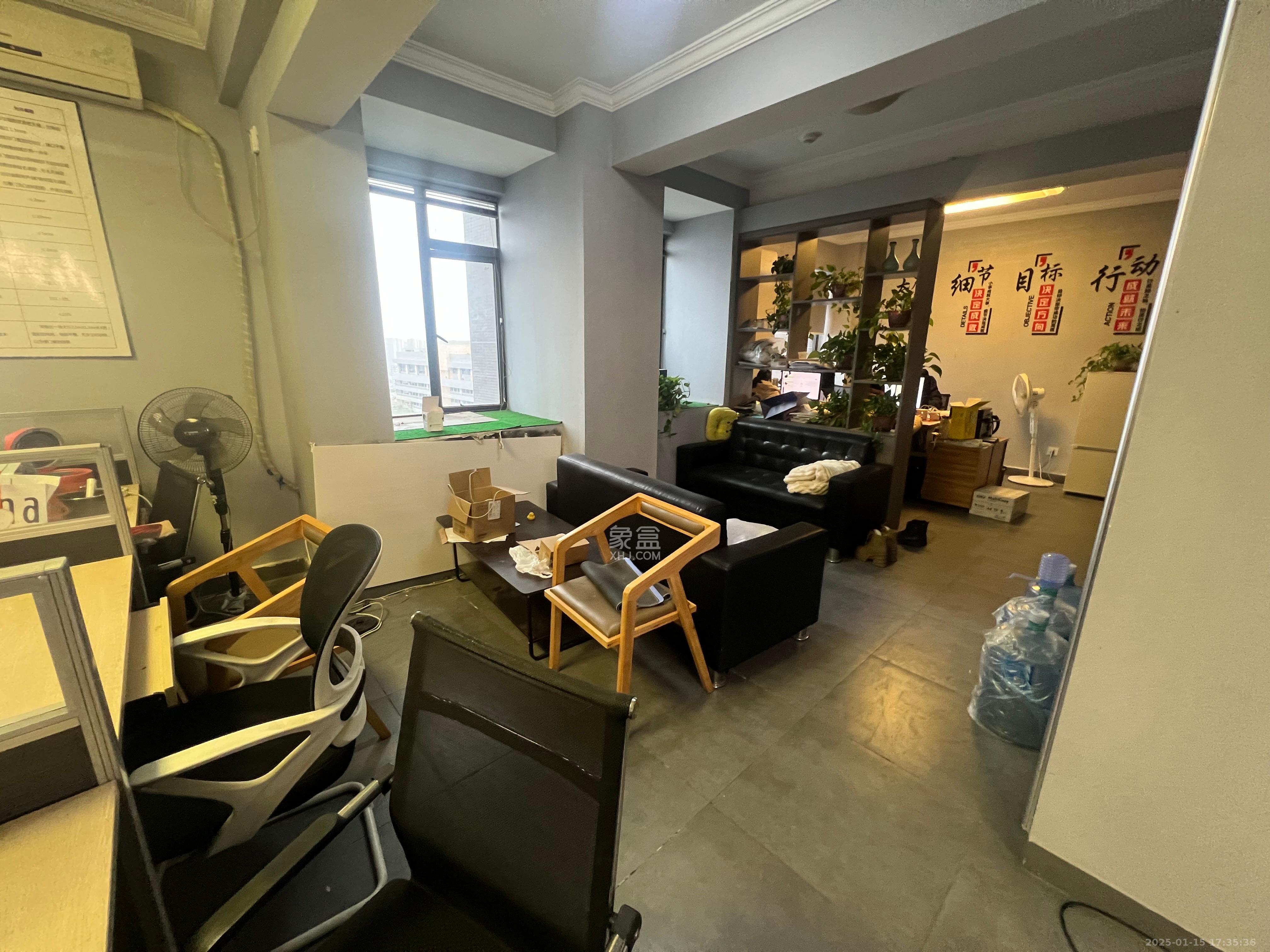 长房中庭国际（东郡华蓉广场）  1室2厅1卫   5500.00元/月室内图