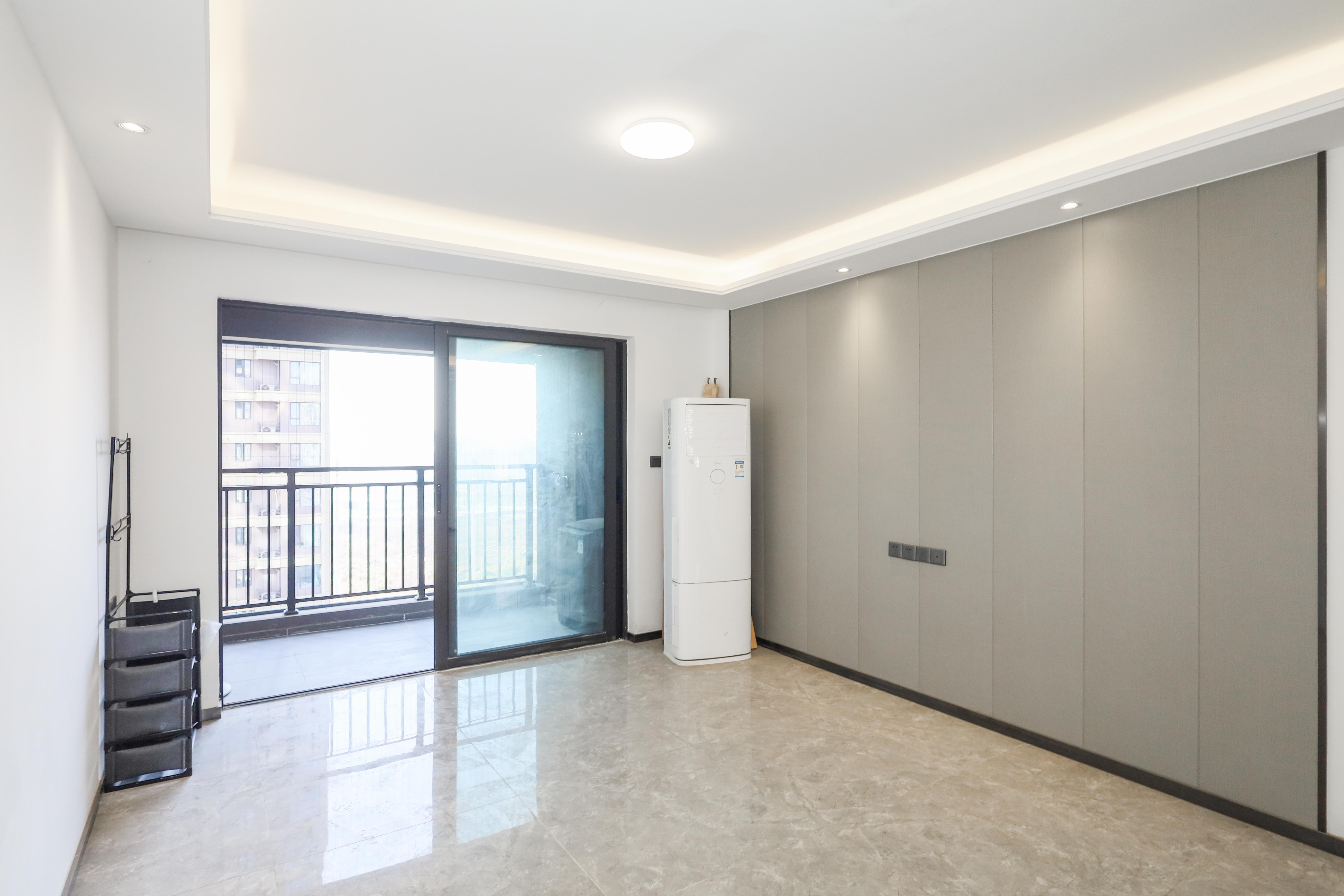 招商华发依云曦城  4室2厅2卫    115.0万客厅