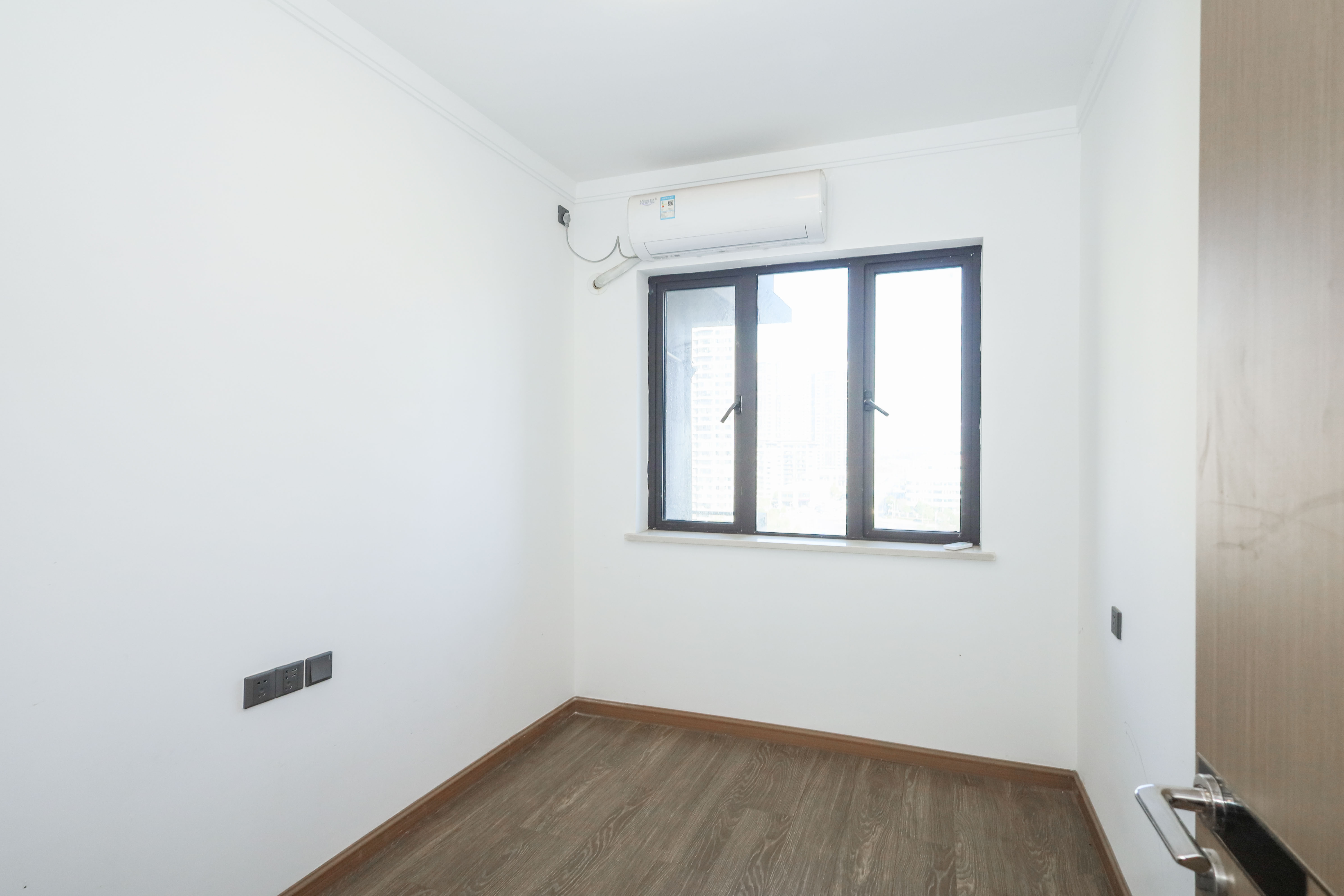 招商华发依云曦城  4室2厅2卫    115.0万卧室