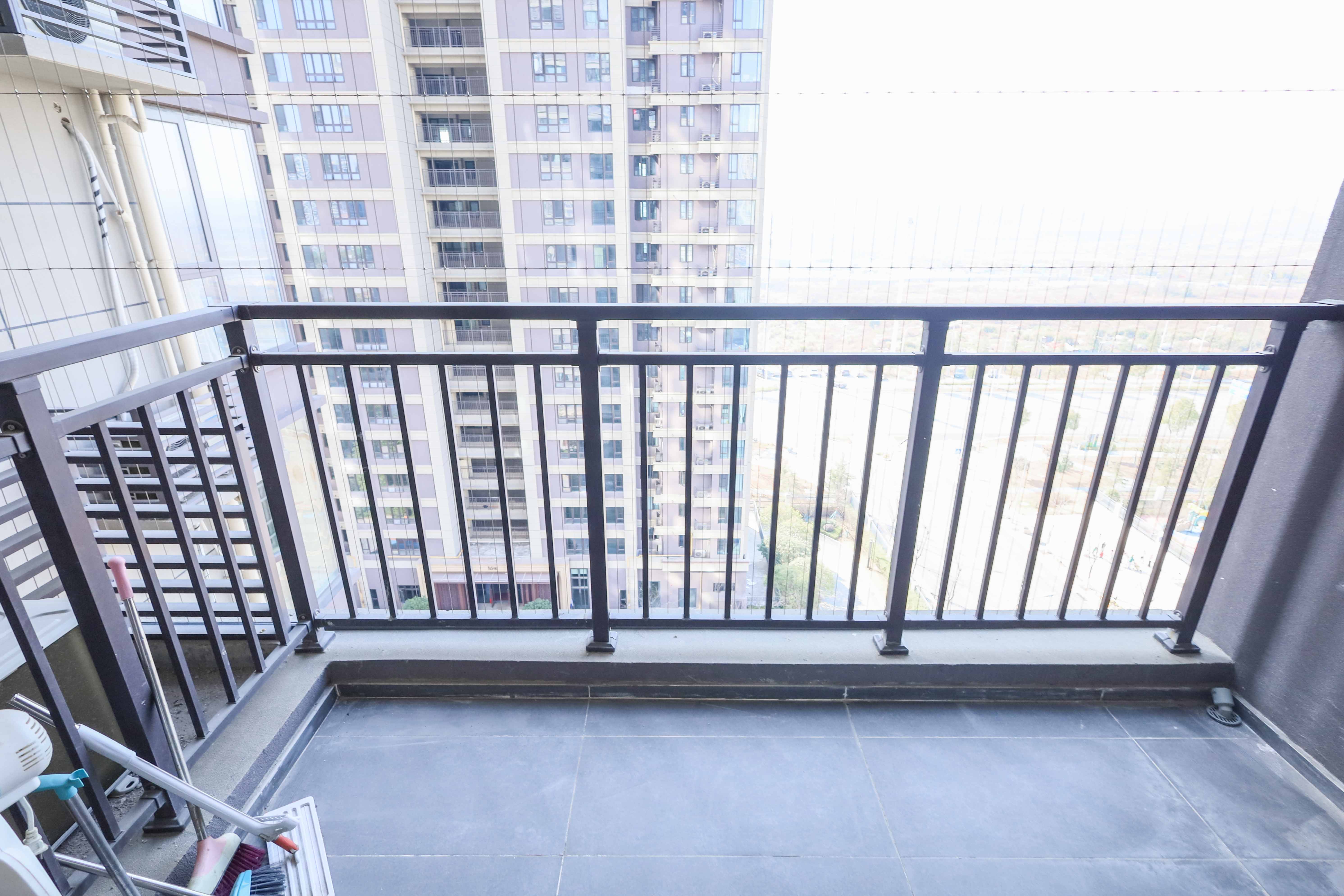 招商华发依云曦城  4室2厅2卫    115.0万阳台