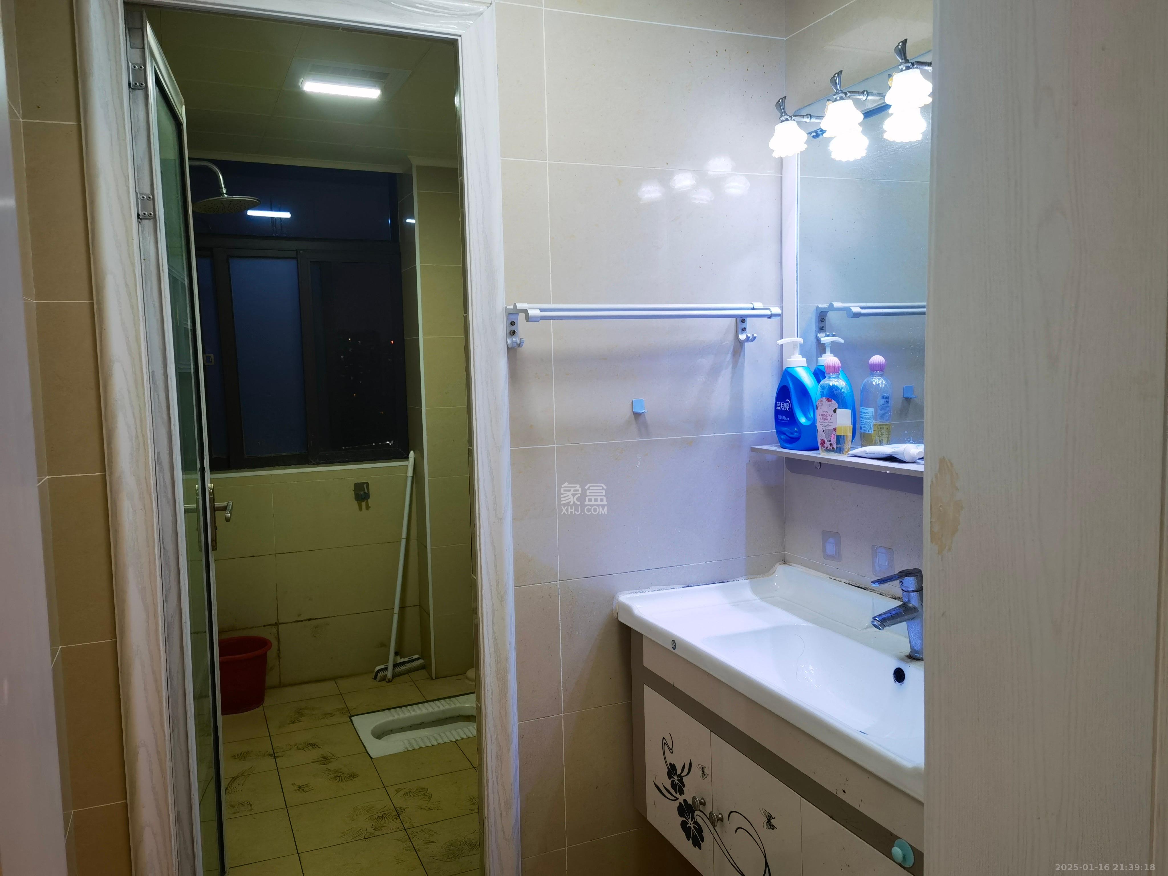 德润小区(丰升德润小区) 3室2厅2卫 2400.0元/月 德润小区(丰升德润小区) 3室2厅2卫 2400.0元/月室内图