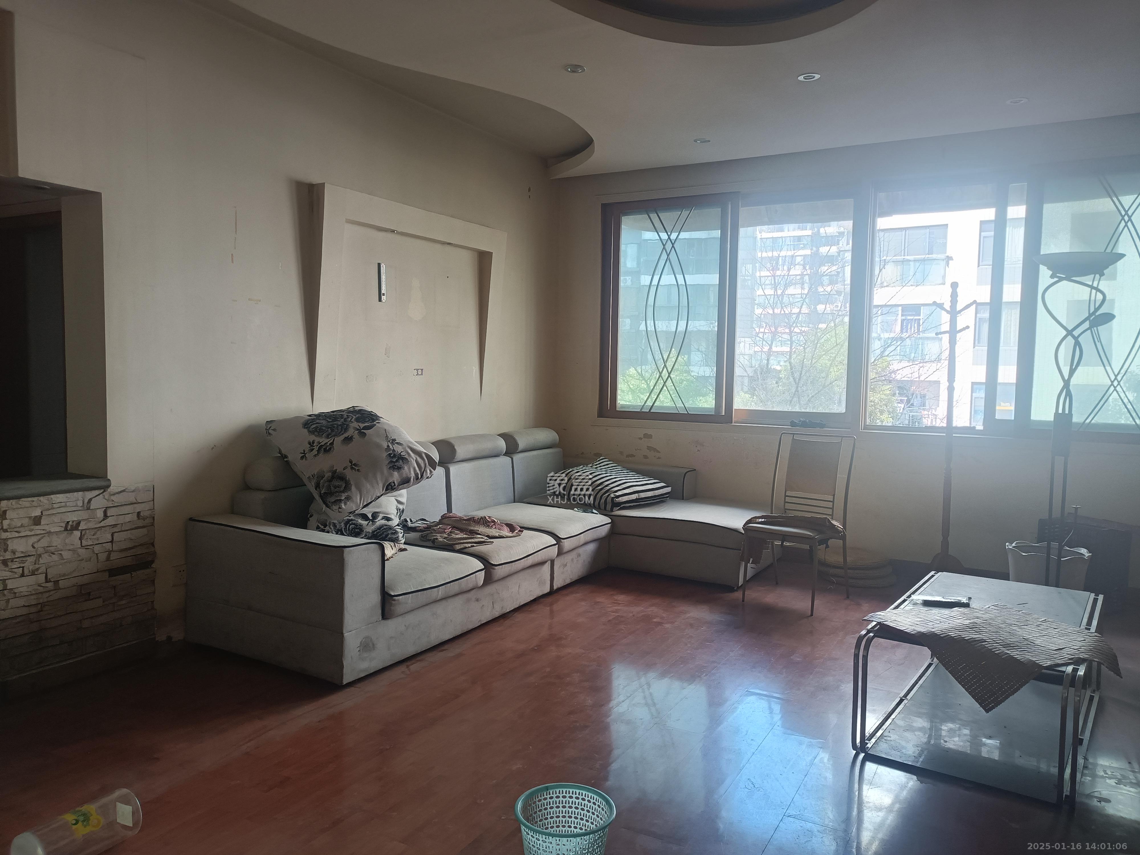 国税局宿舍(三一大道)  3室2厅2卫    2500.0元/月 国税局宿舍(三一大道)  3室2厅2卫    2500.0元/月