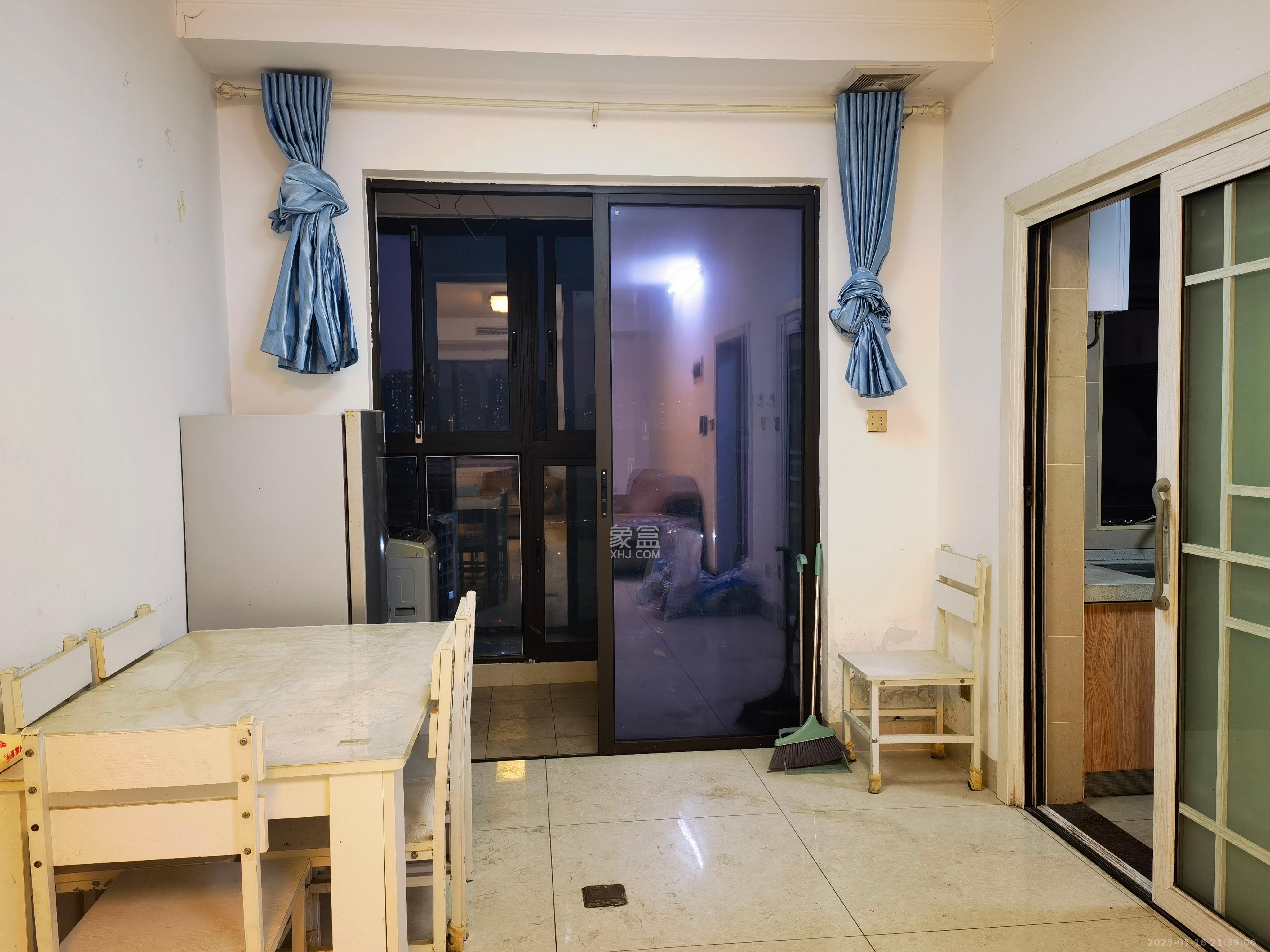 德润小区(丰升德润小区) 3室2厅2卫 2400.0元/月 德润小区(丰升德润小区) 3室2厅2卫 2400.0元/月室内图