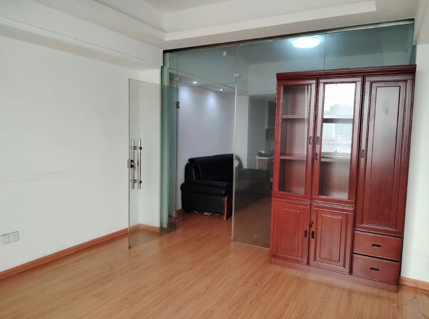 财智公馆大厦(瑞士国际酒店)  1室1厅1卫    25.8万 财智公馆大厦(瑞士国际酒店)  1室1厅1卫    25.8万客厅