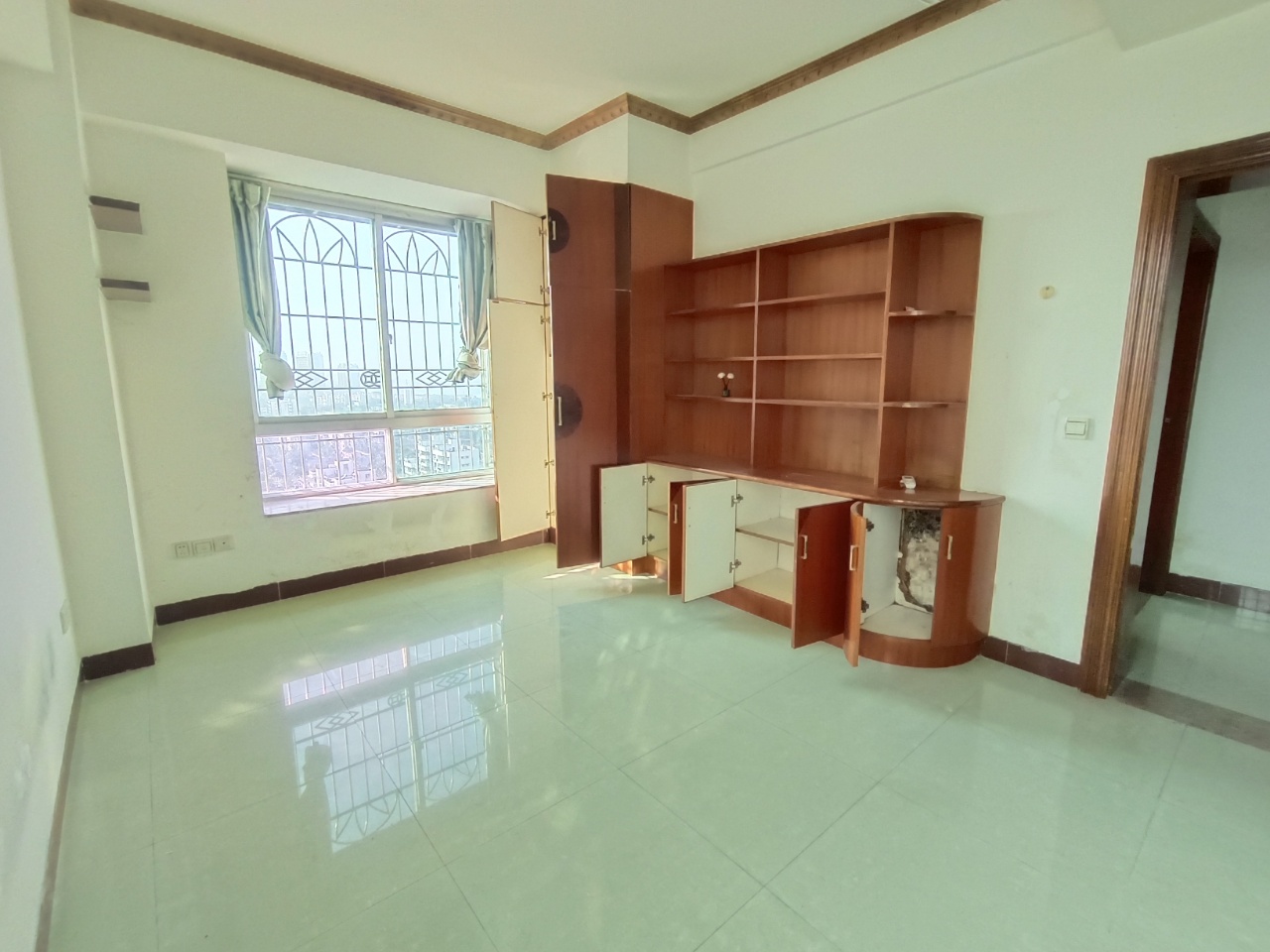 逸海楼 3室2厅1卫 2500.0元/月 逸海楼 3室2厅1卫 2500.0元/月室内图