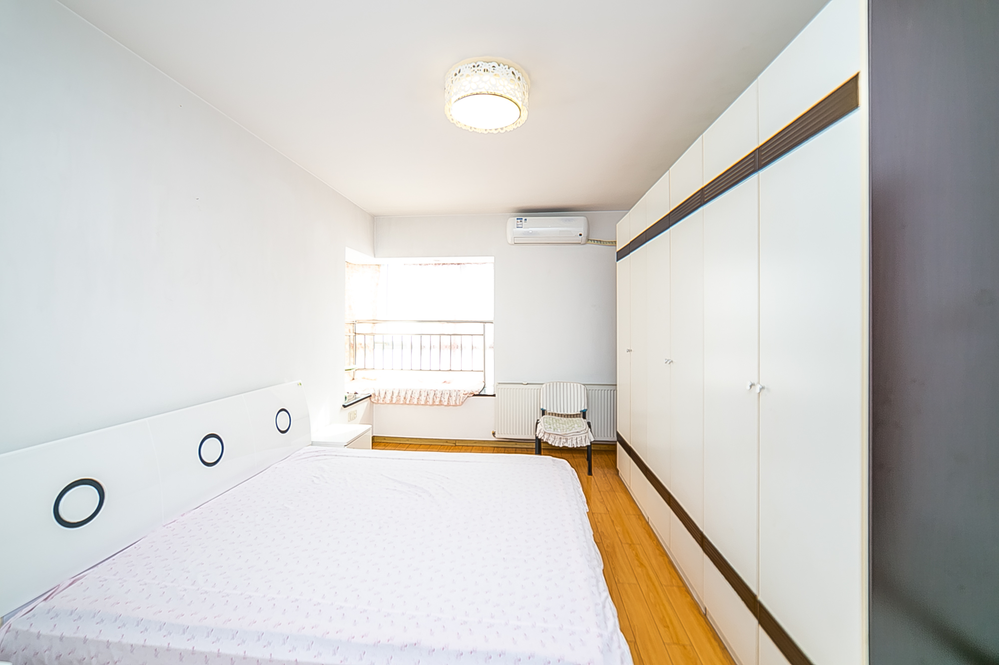 路桥大厦  3室2厅2卫   130.00万卧室