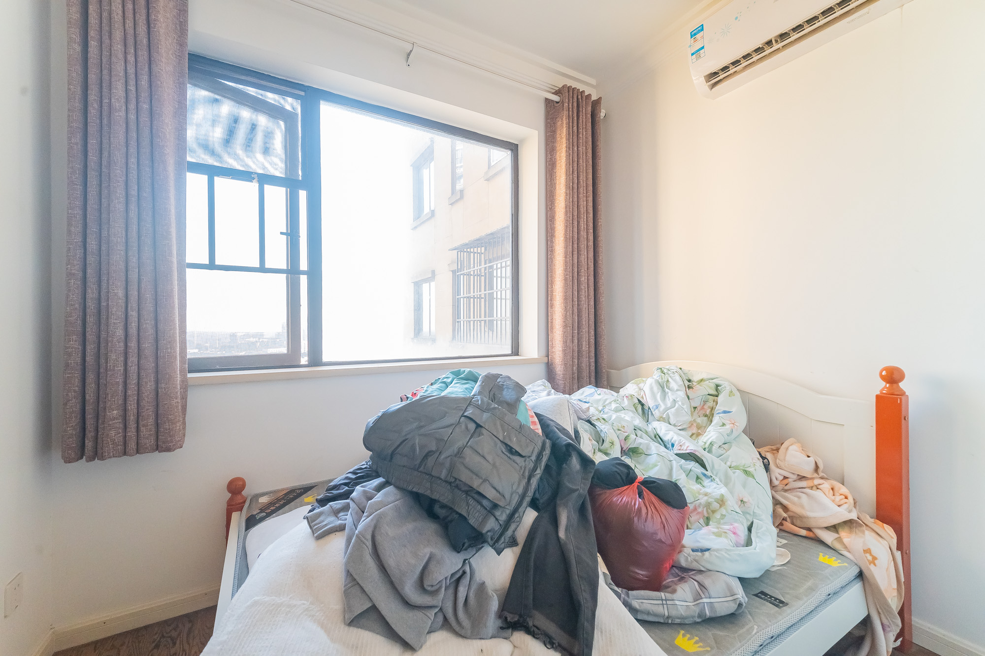 华润置地广场一期 1室1厅1卫 76.8万 华润置地广场一期 1室1厅1卫 76.8万卧室