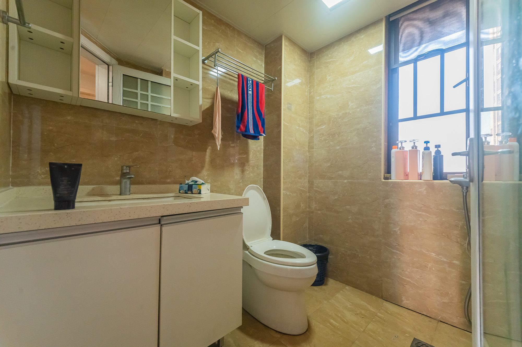 华润置地广场一期 1室1厅1卫 76.8万 华润置地广场一期 1室1厅1卫 76.8万卫生间