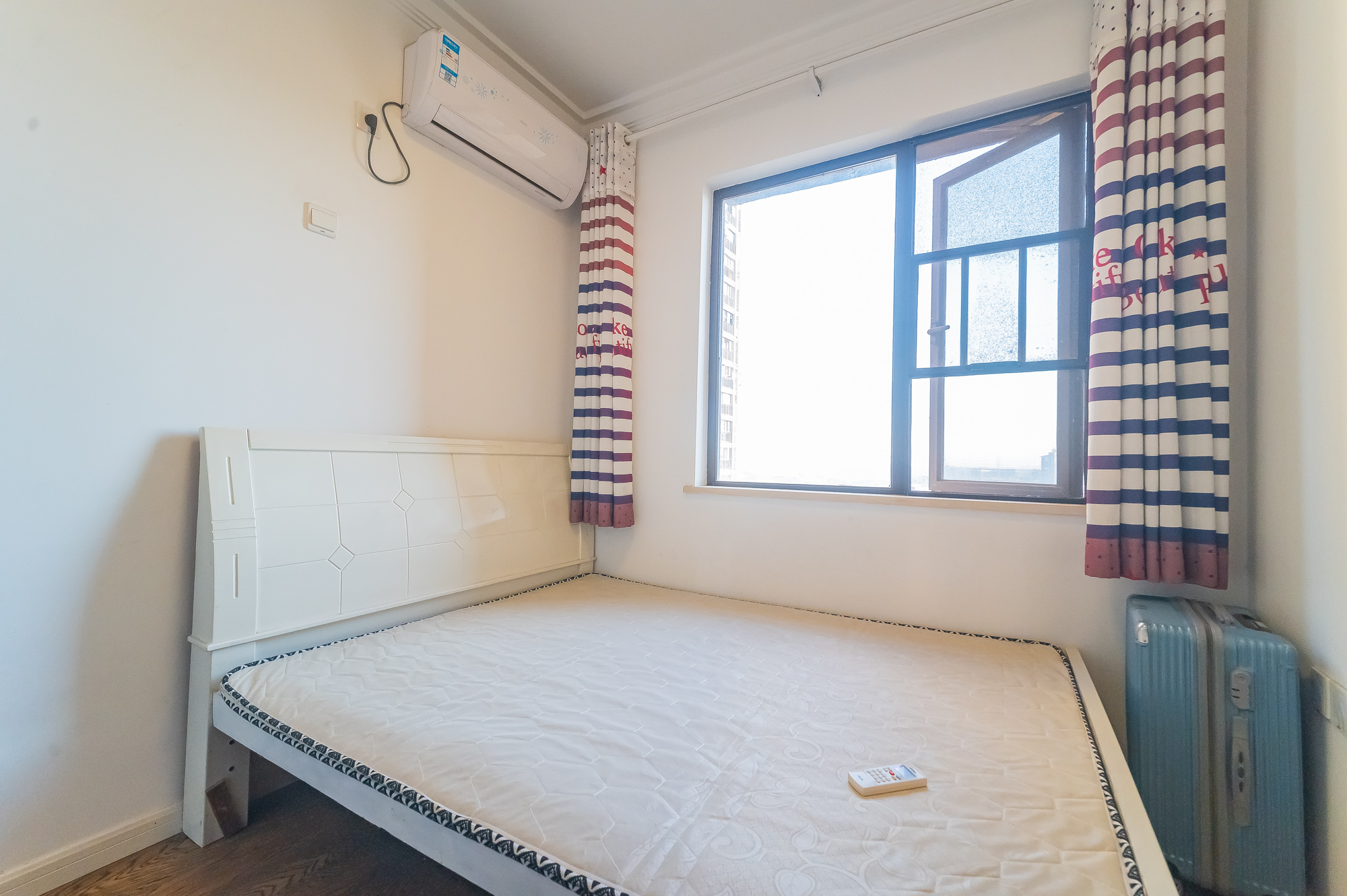 华润置地广场一期 1室1厅1卫 76.8万 华润置地广场一期 1室1厅1卫 76.8万卧室