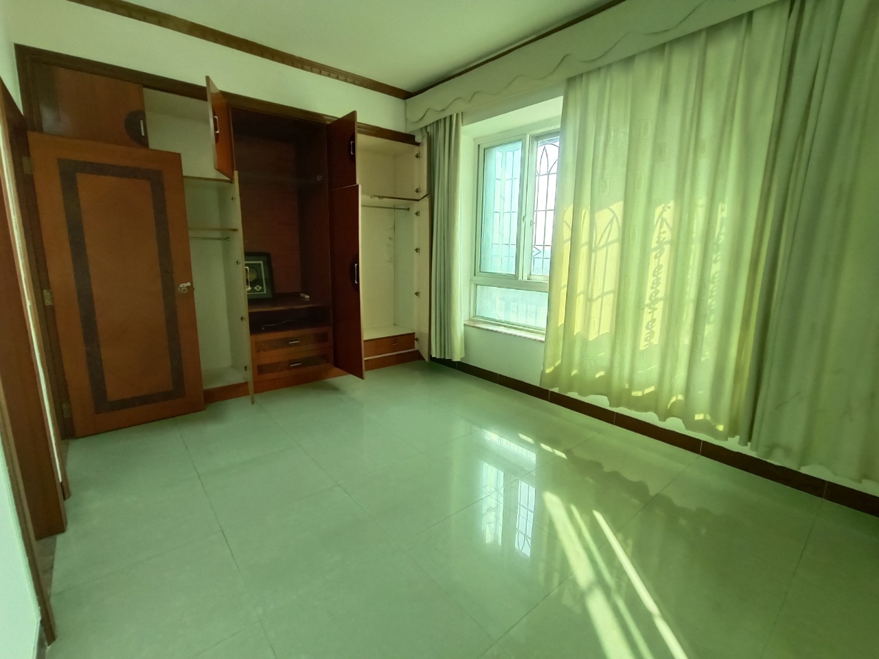 逸海楼 3室2厅1卫 2500.0元/月 逸海楼 3室2厅1卫 2500.0元/月室内图