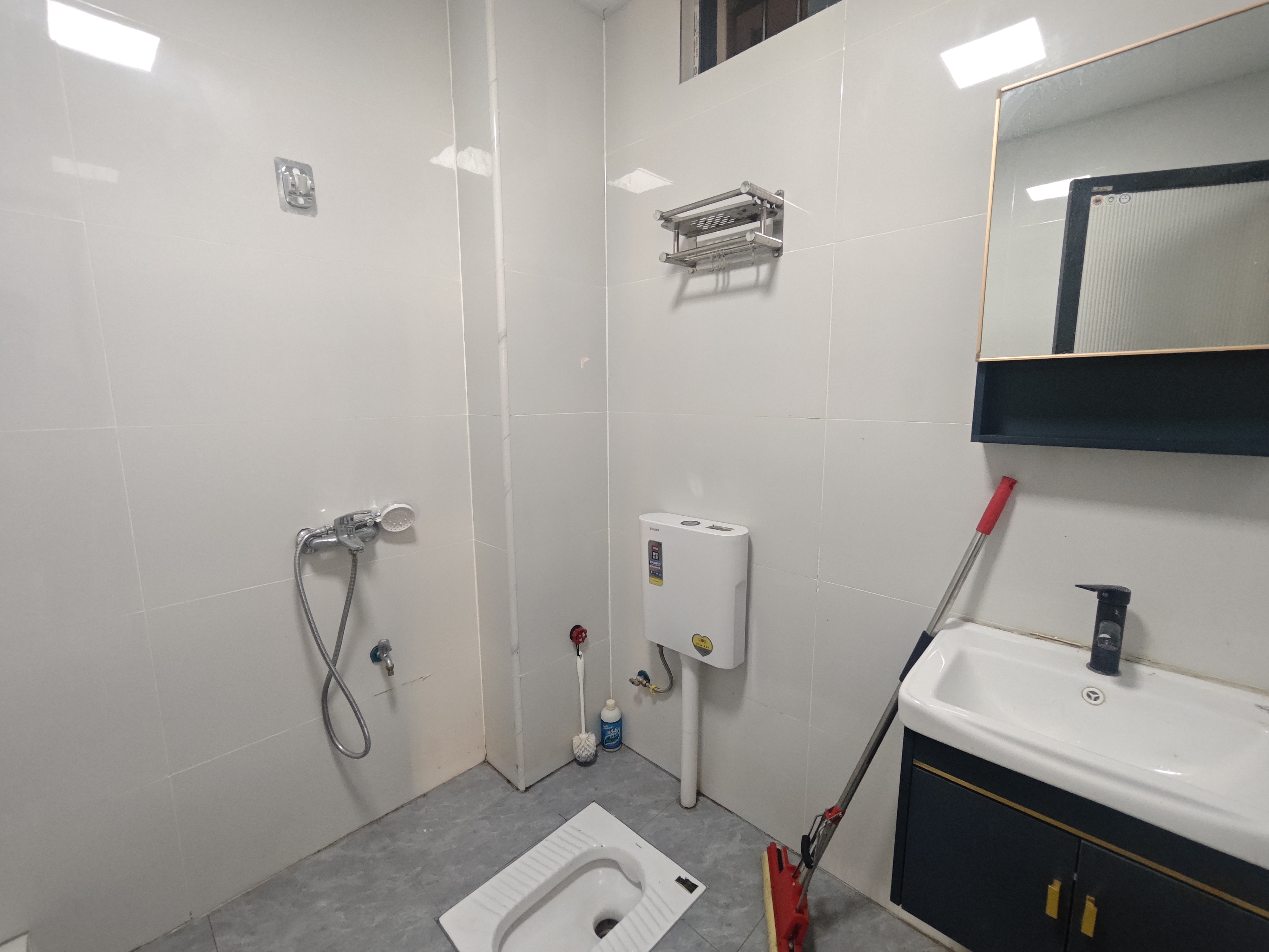 西合路(红湘段)安置房 1室1厅1卫 1300.0元/月 西合路(红湘段)安置房 1室1厅1卫 1300.0元/月室内图