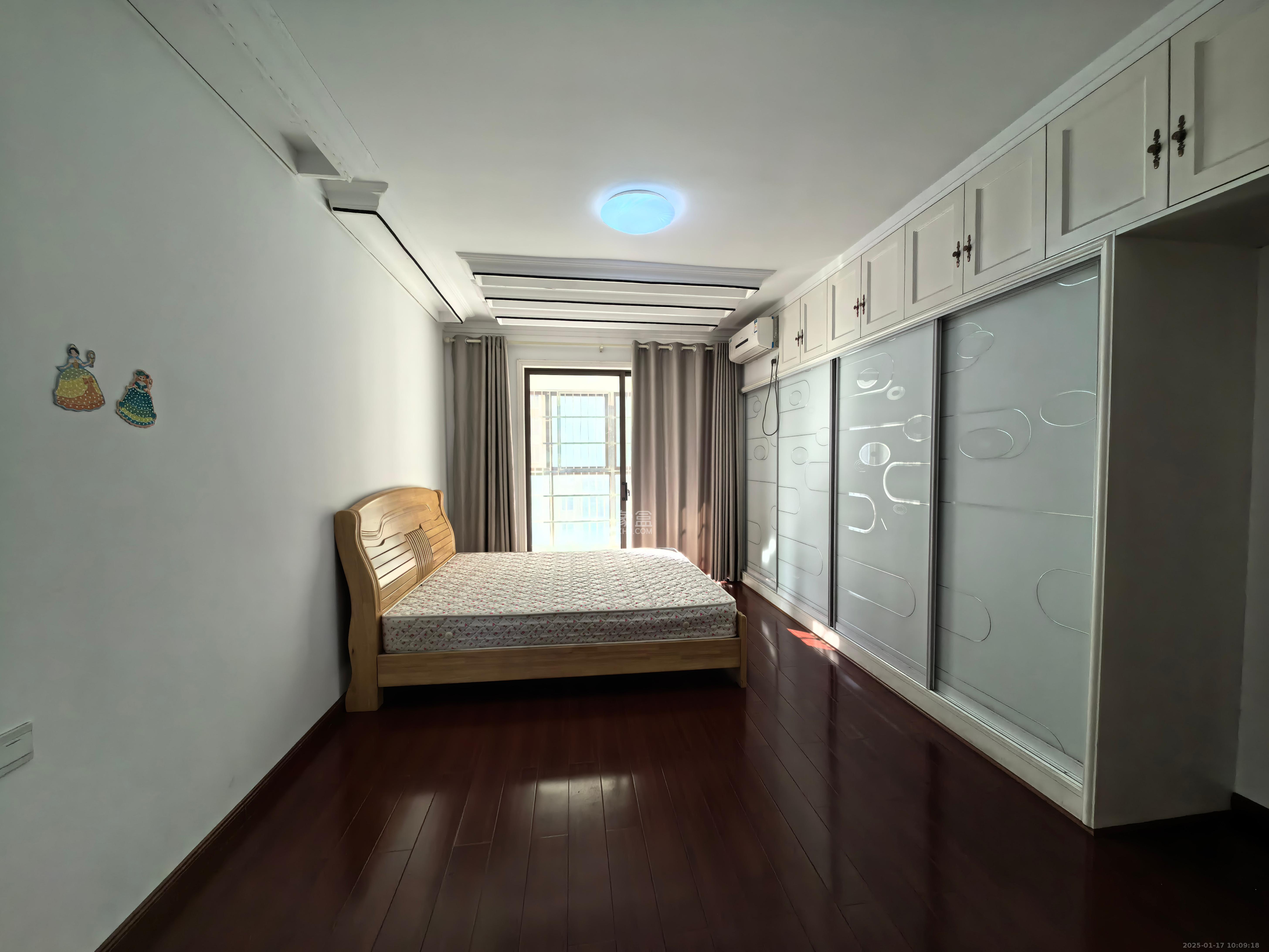 水岸世景  3室2厅2卫    2350.0元/月 水岸世景  3室2厅2卫    2350.0元/月室内图