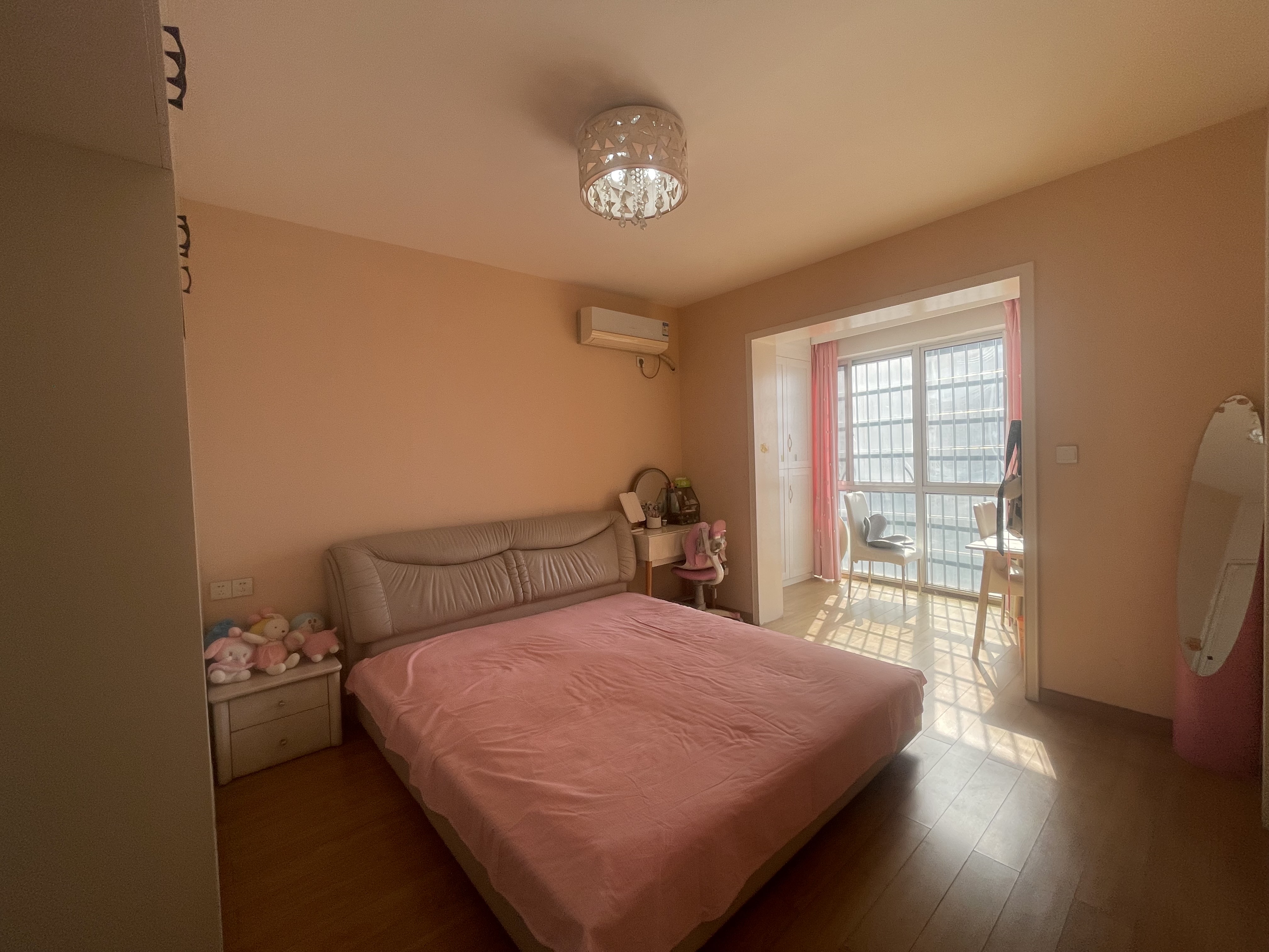 星海名都 3室2厅2卫 69.8万 星海名都 3室2厅2卫 69.8万卧室