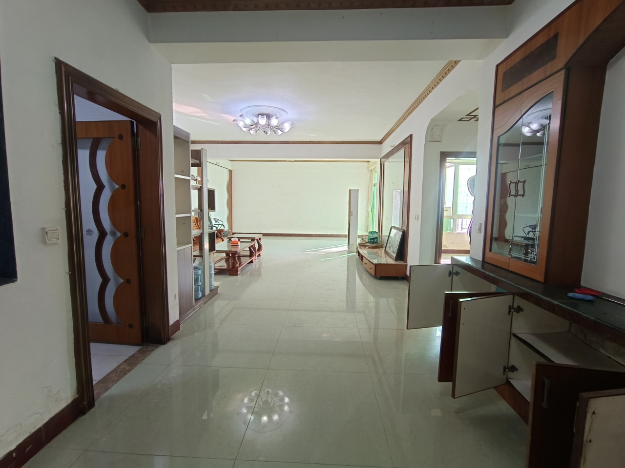 逸海楼 3室2厅1卫 2500.0元/月 逸海楼 3室2厅1卫 2500.0元/月室内图