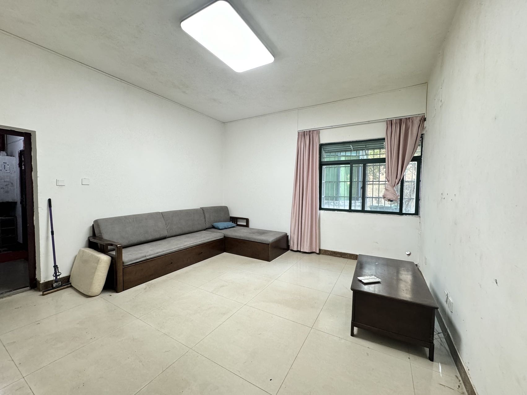 怡景花园 3室2厅1卫 110.0万 怡景花园 3室2厅1卫 110.0万客厅