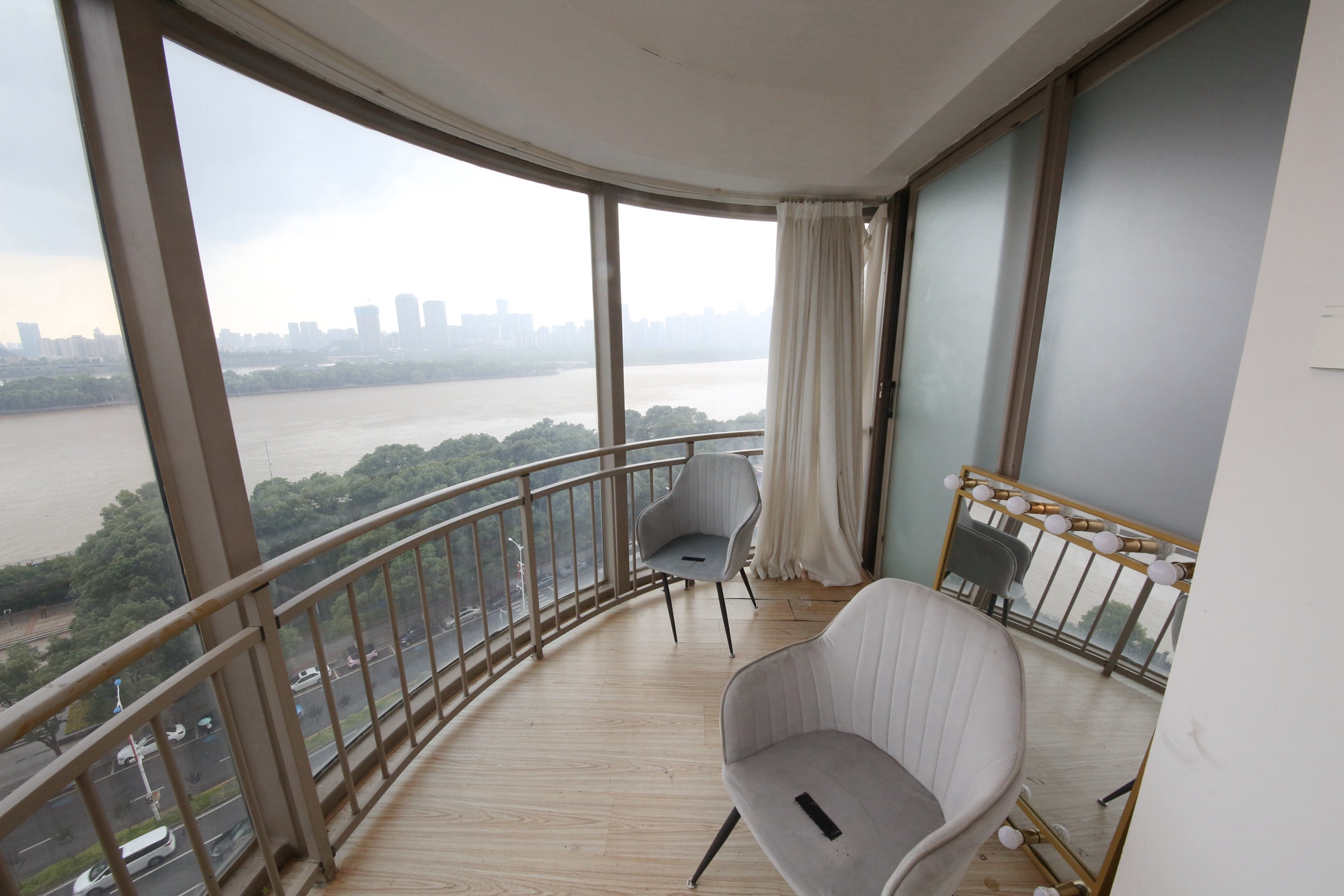 潮宗御苑  4室2厅2卫    240.0万阳台