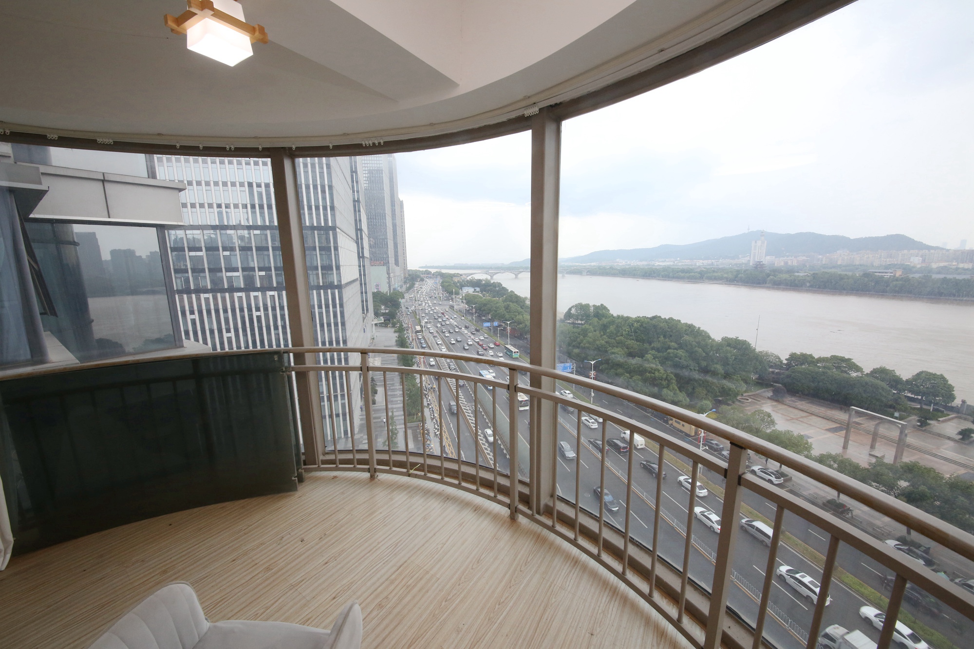 潮宗御苑  4室2厅2卫    240.0万阳台