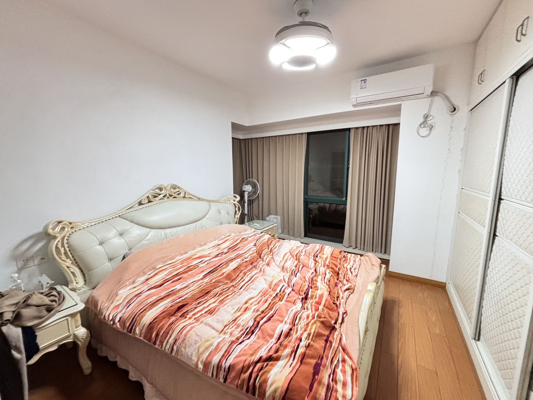 经世皇城 4室2厅2卫 89.0万 经世皇城 4室2厅2卫 89.0万室内图