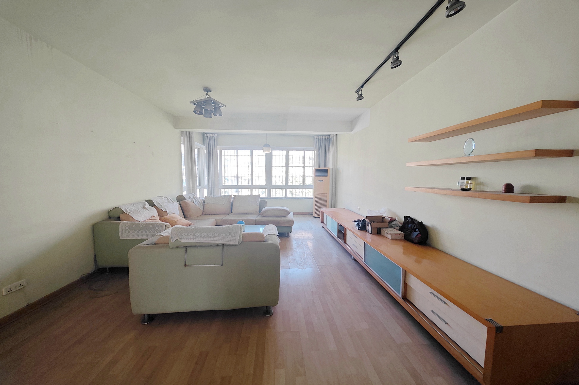 鑫天佳园  3室2厅1卫    70.0万 鑫天佳园  3室2厅1卫    70.0万客厅