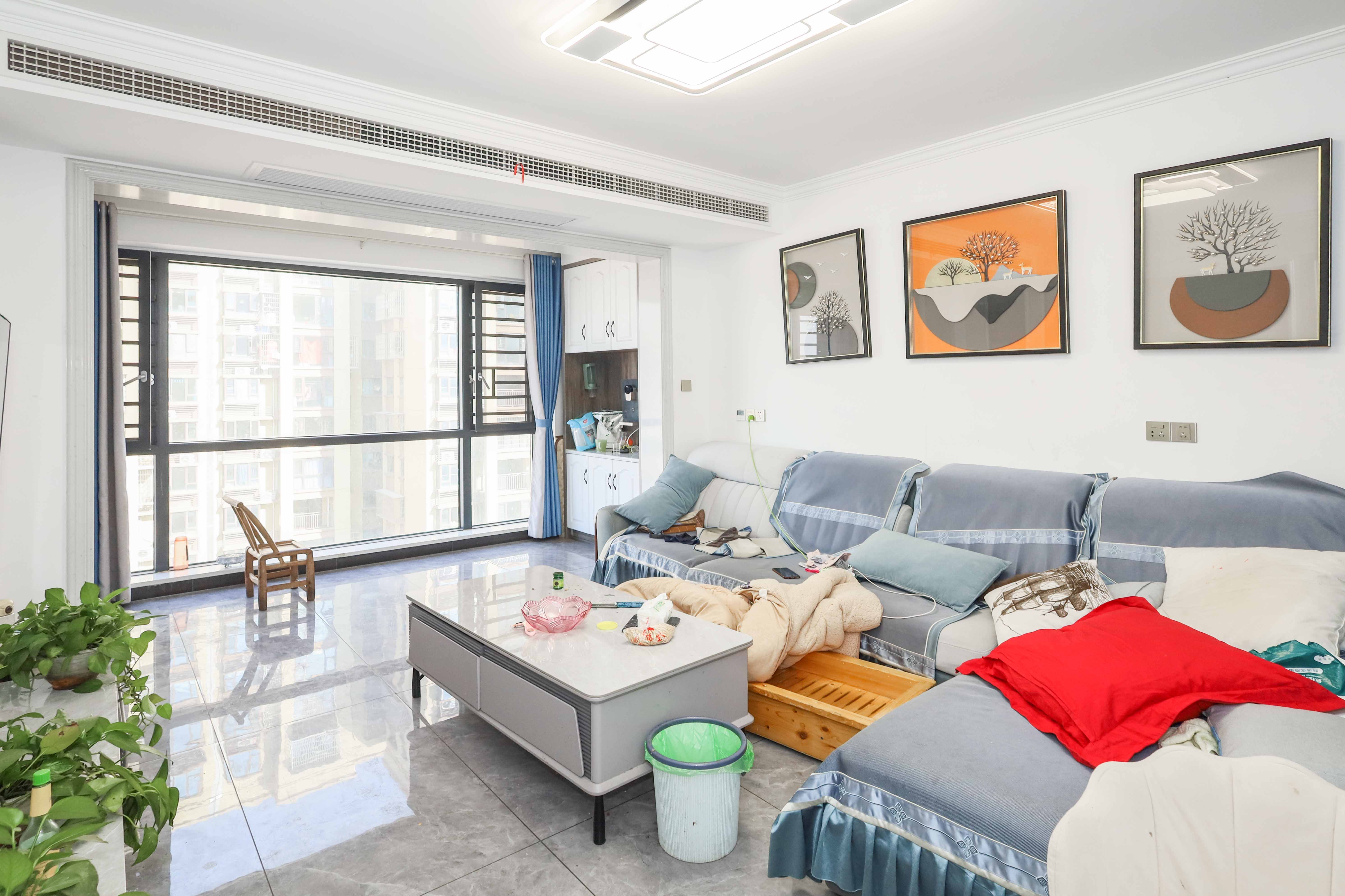 和润园三期 3室2厅1卫 78.0万 和润园三期 3室2厅1卫 78.0万客厅