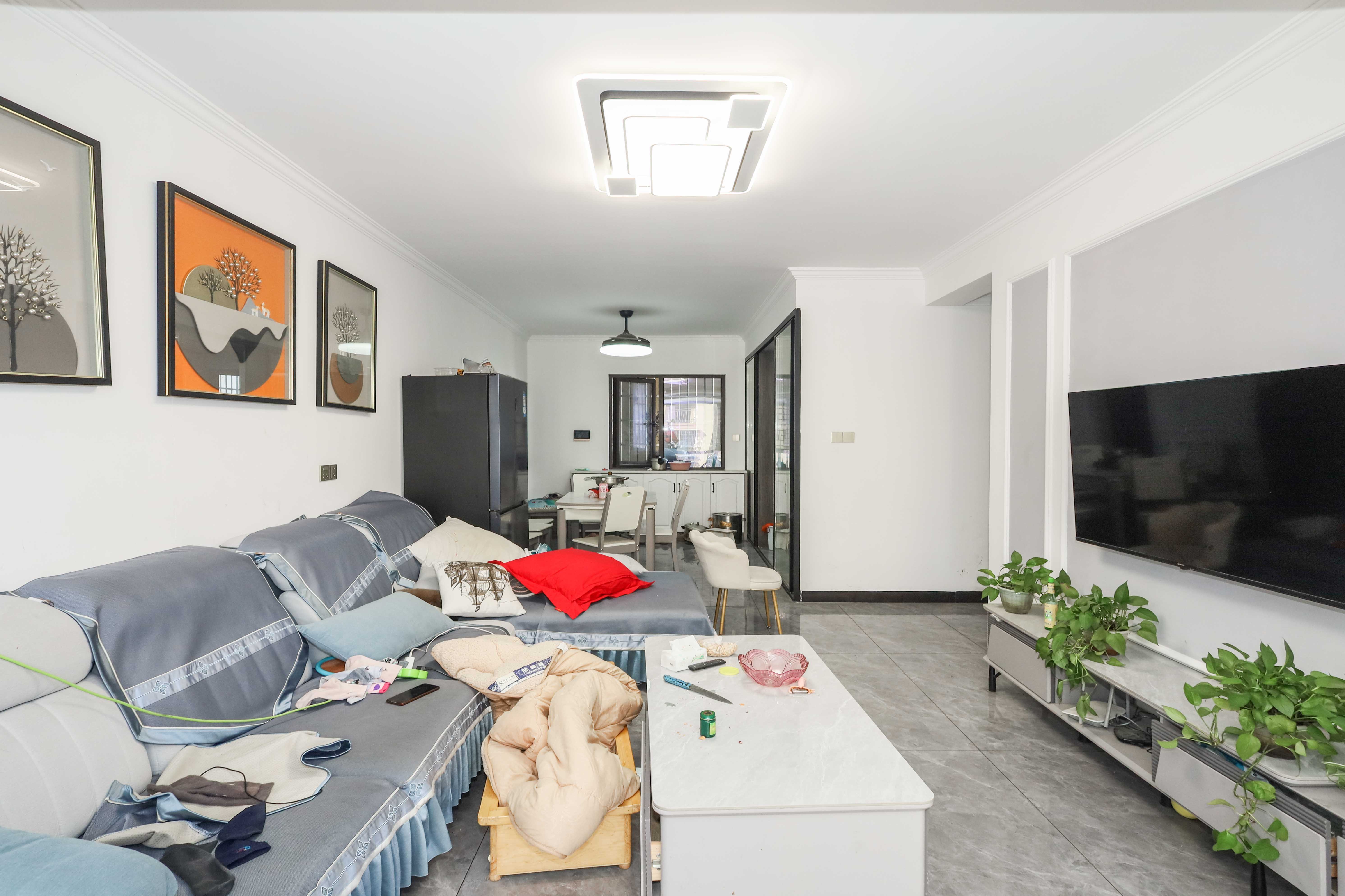 和润园三期 3室2厅1卫 78.0万 和润园三期 3室2厅1卫 78.0万客厅