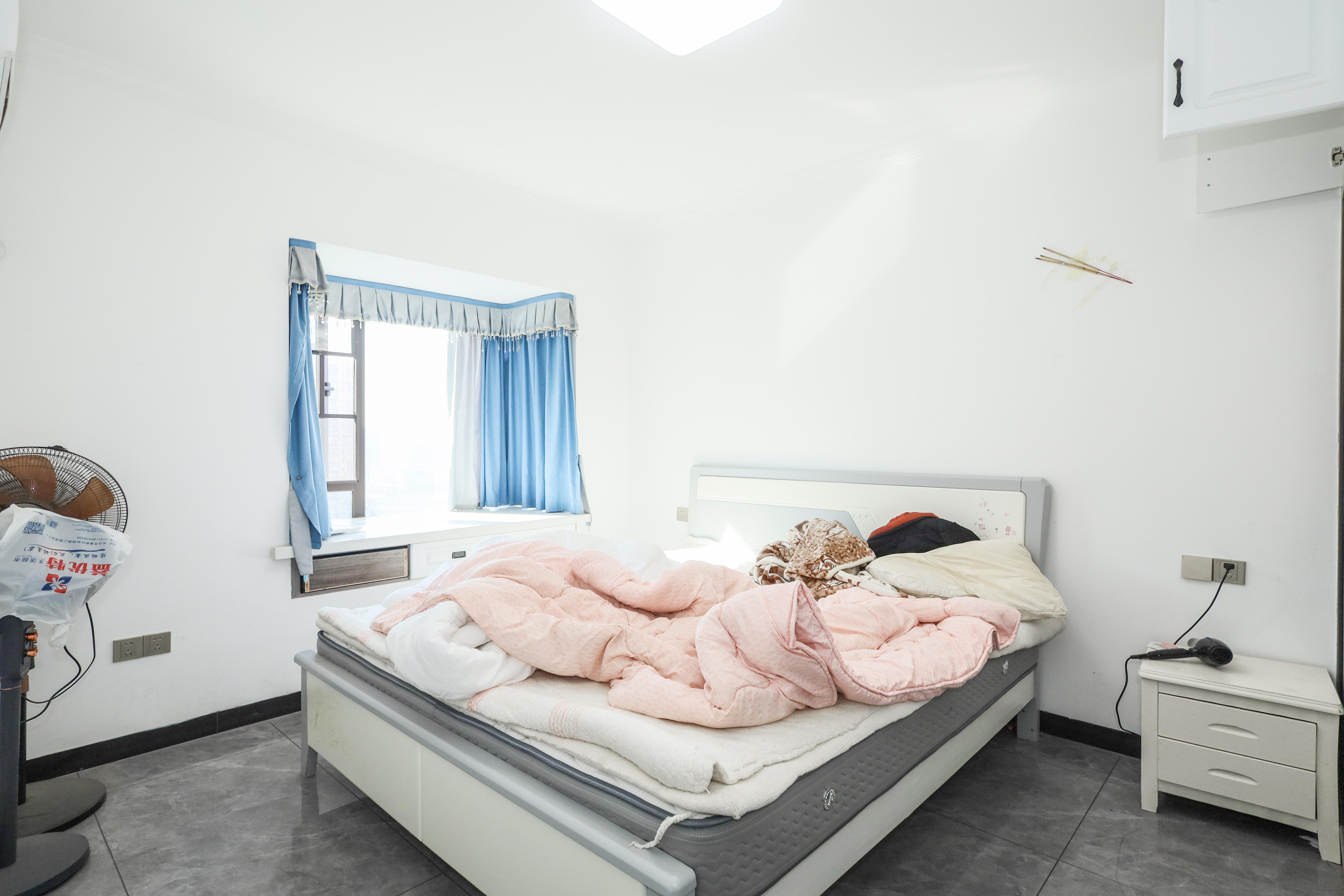 和润园三期 3室2厅1卫 78.0万 和润园三期 3室2厅1卫 78.0万卧室