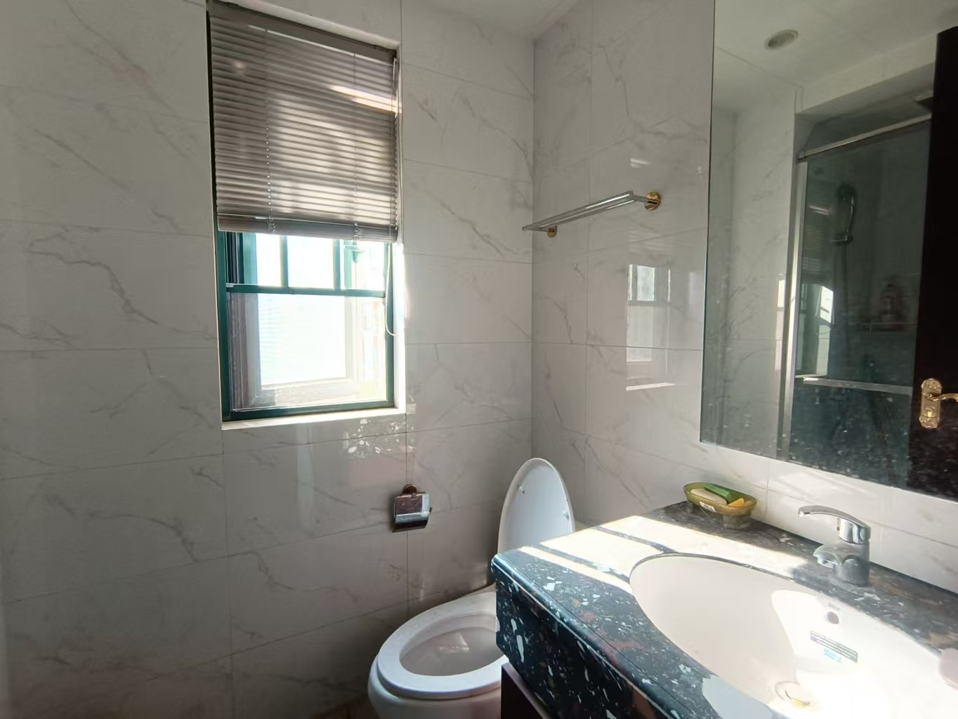 恒大绿洲 3室2厅2卫 2000.0元/月 恒大绿洲 3室2厅2卫 2000.0元/月室内图