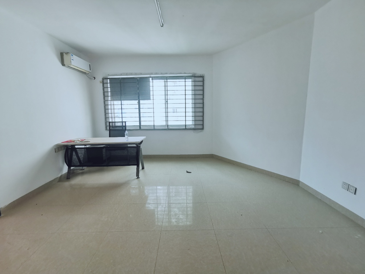 富豪大厦(富豪花园) 2室2厅1卫 98.0万 富豪大厦(富豪花园) 2室2厅1卫 98.0万客厅