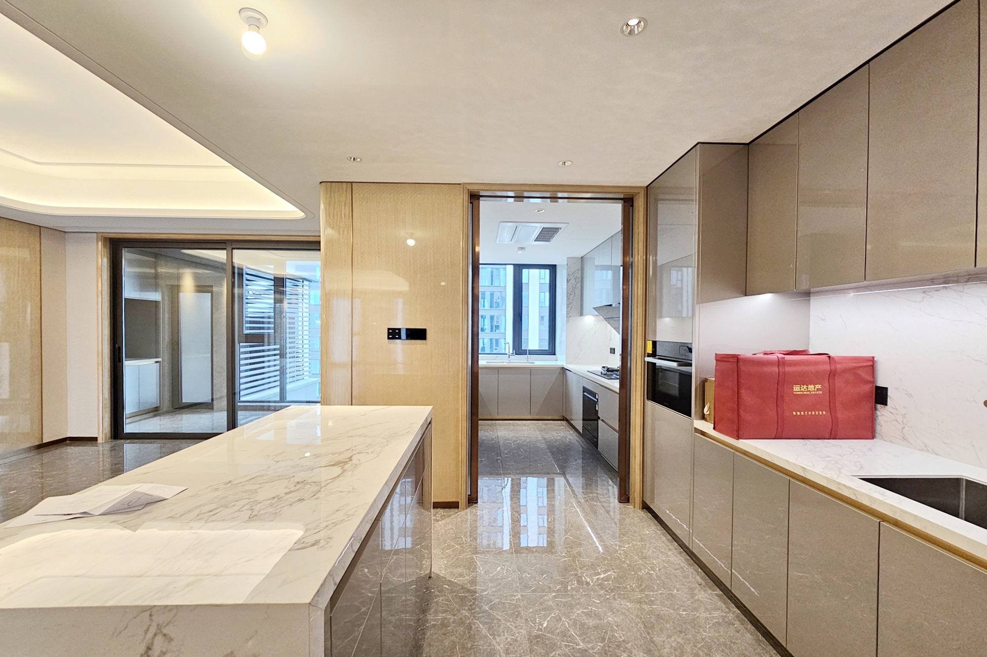 运达滨河广场 5室2厅3卫 698.0万 运达滨河广场 5室2厅3卫 698.0万客厅